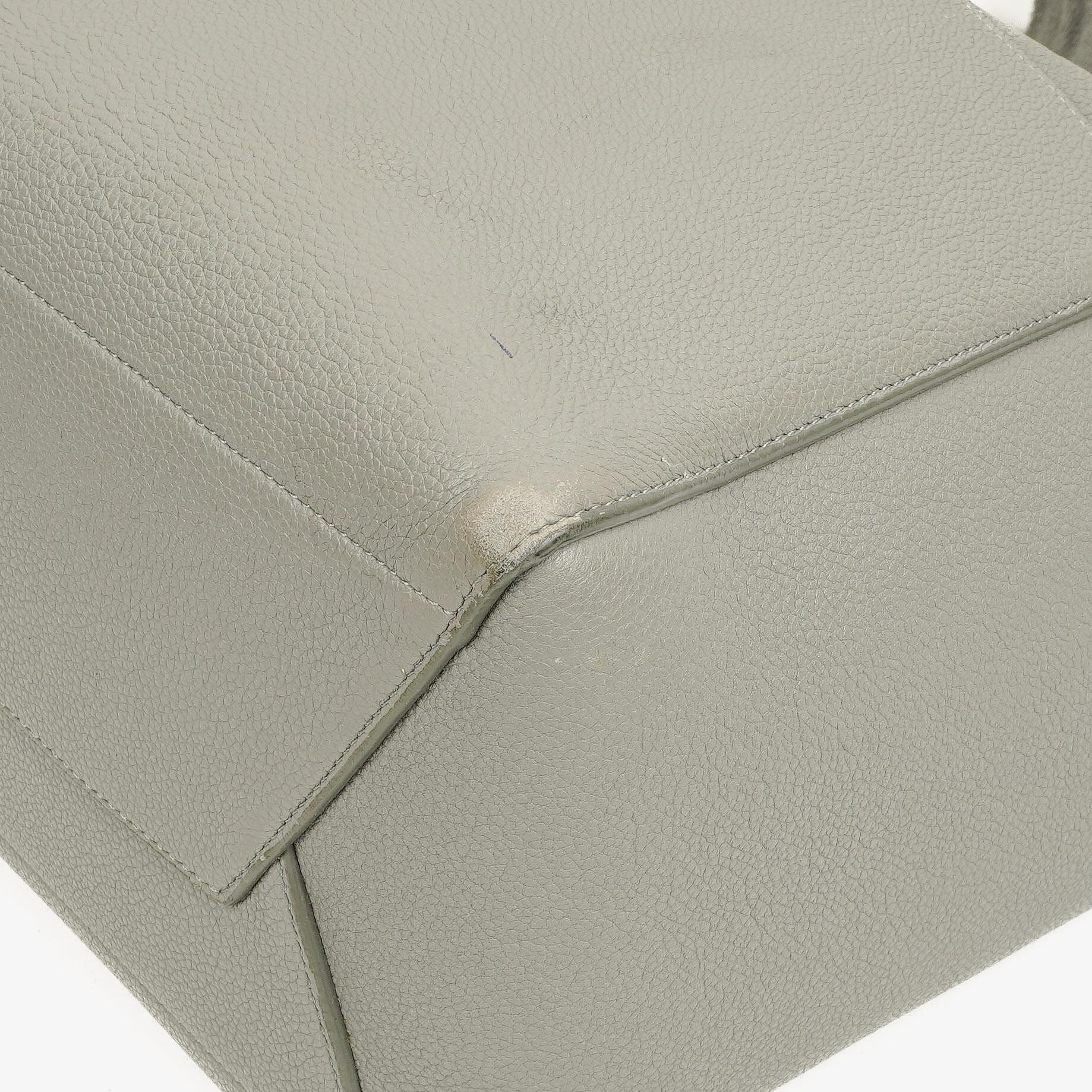 Celine Seau Sangle Bucket Bag aus grauem weichem genarbtem Kalbsleder