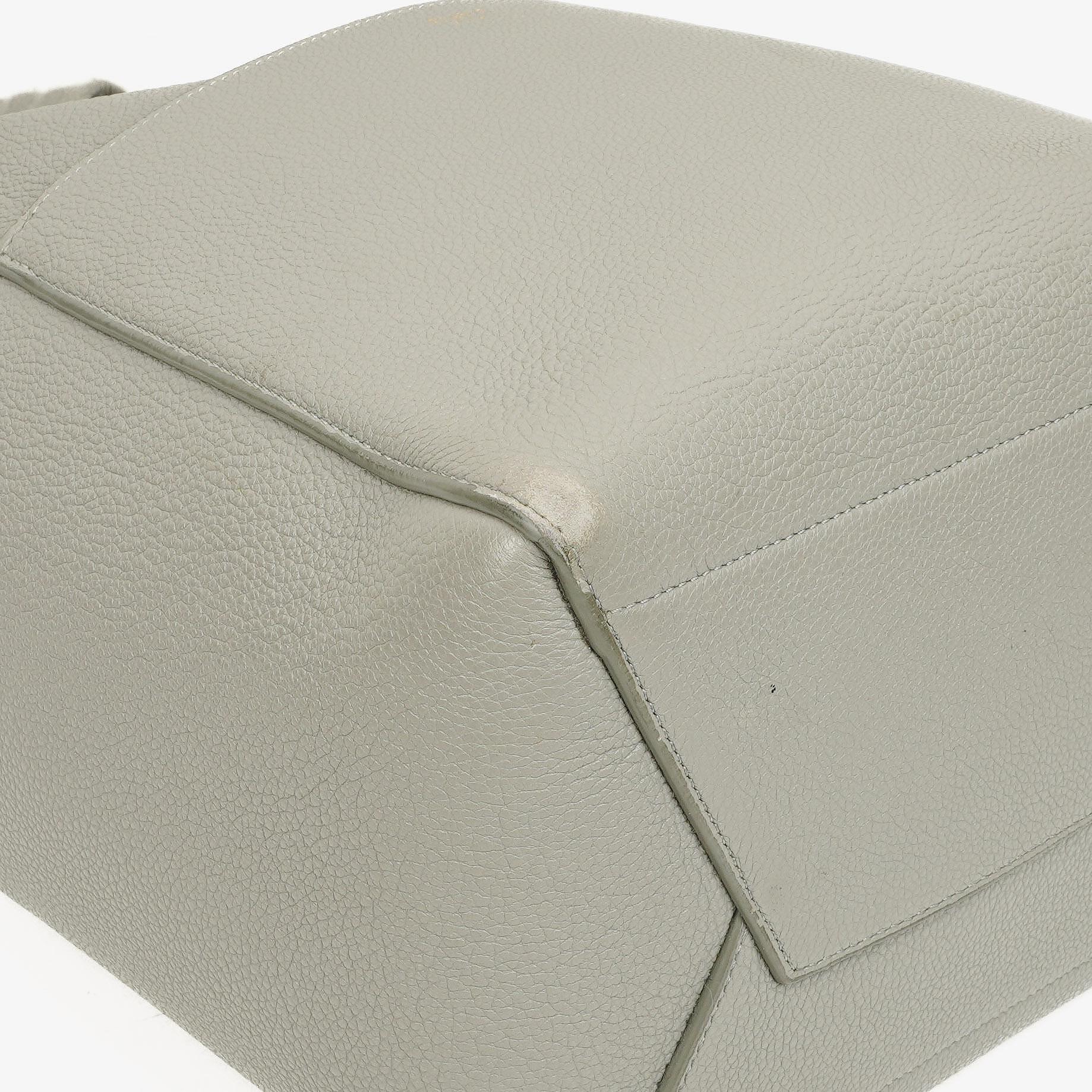 Celine Seau Sangle Bucket Bag aus grauem weichem genarbtem Kalbsleder