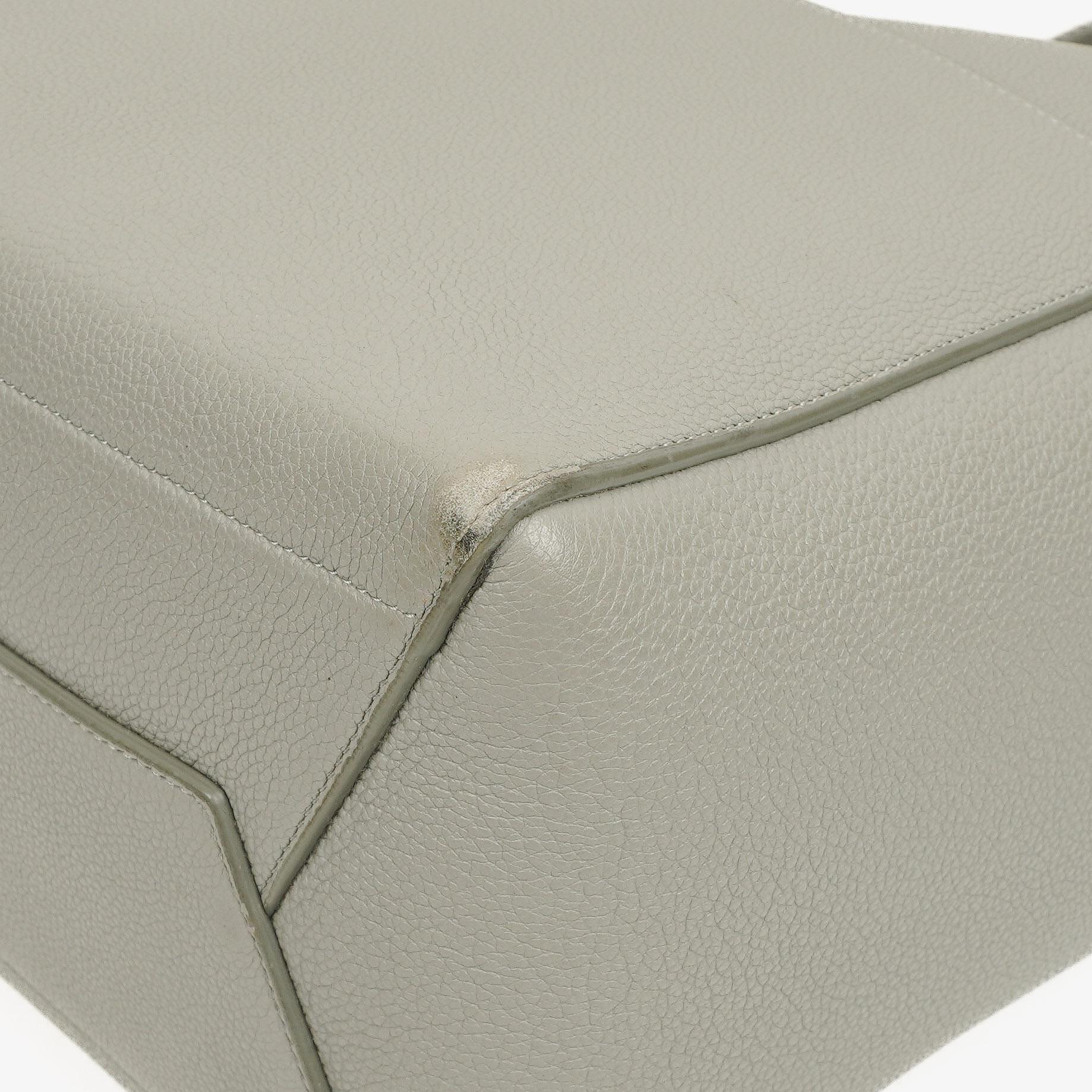 Celine Seau Sangle Bucket Bag aus grauem weichem genarbtem Kalbsleder