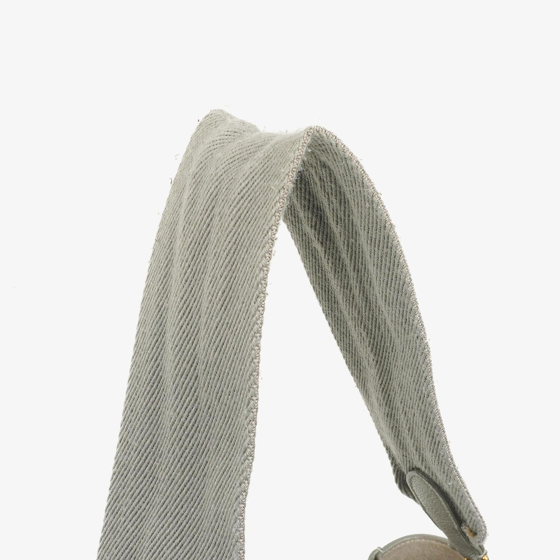 Celine Seau Sangle Bucket Bag aus grauem weichem genarbtem Kalbsleder