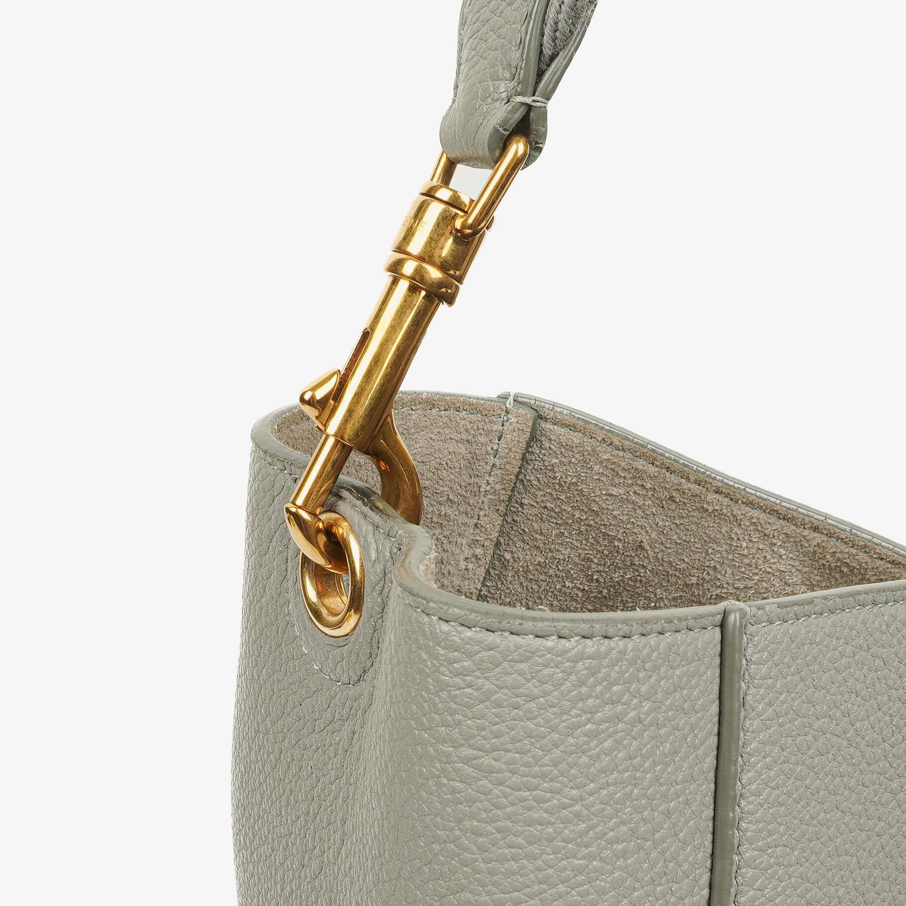 Celine Seau Sangle Bucket Bag aus grauem weichem genarbtem Kalbsleder