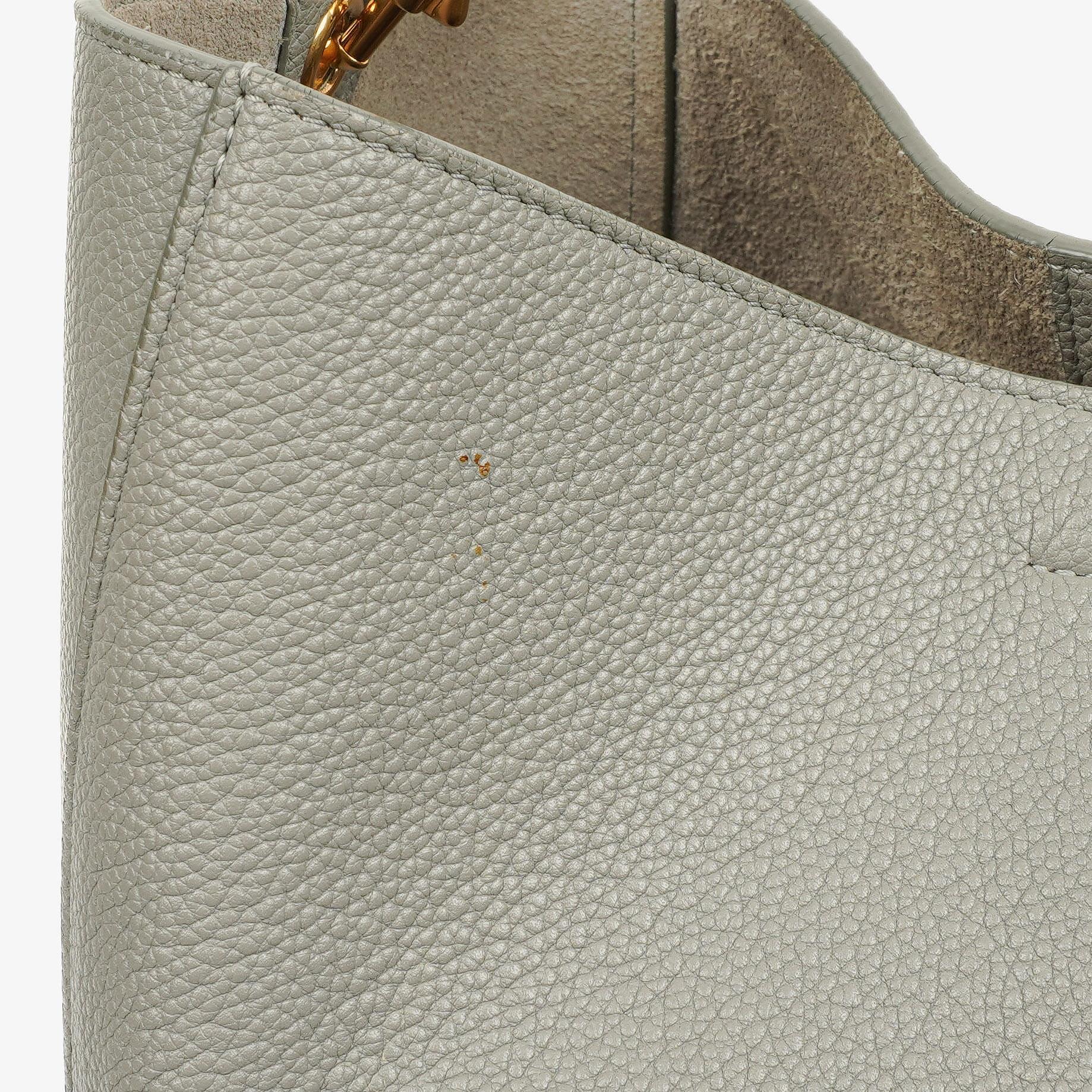 Celine Seau Sangle Bucket Bag aus grauem weichem genarbtem Kalbsleder