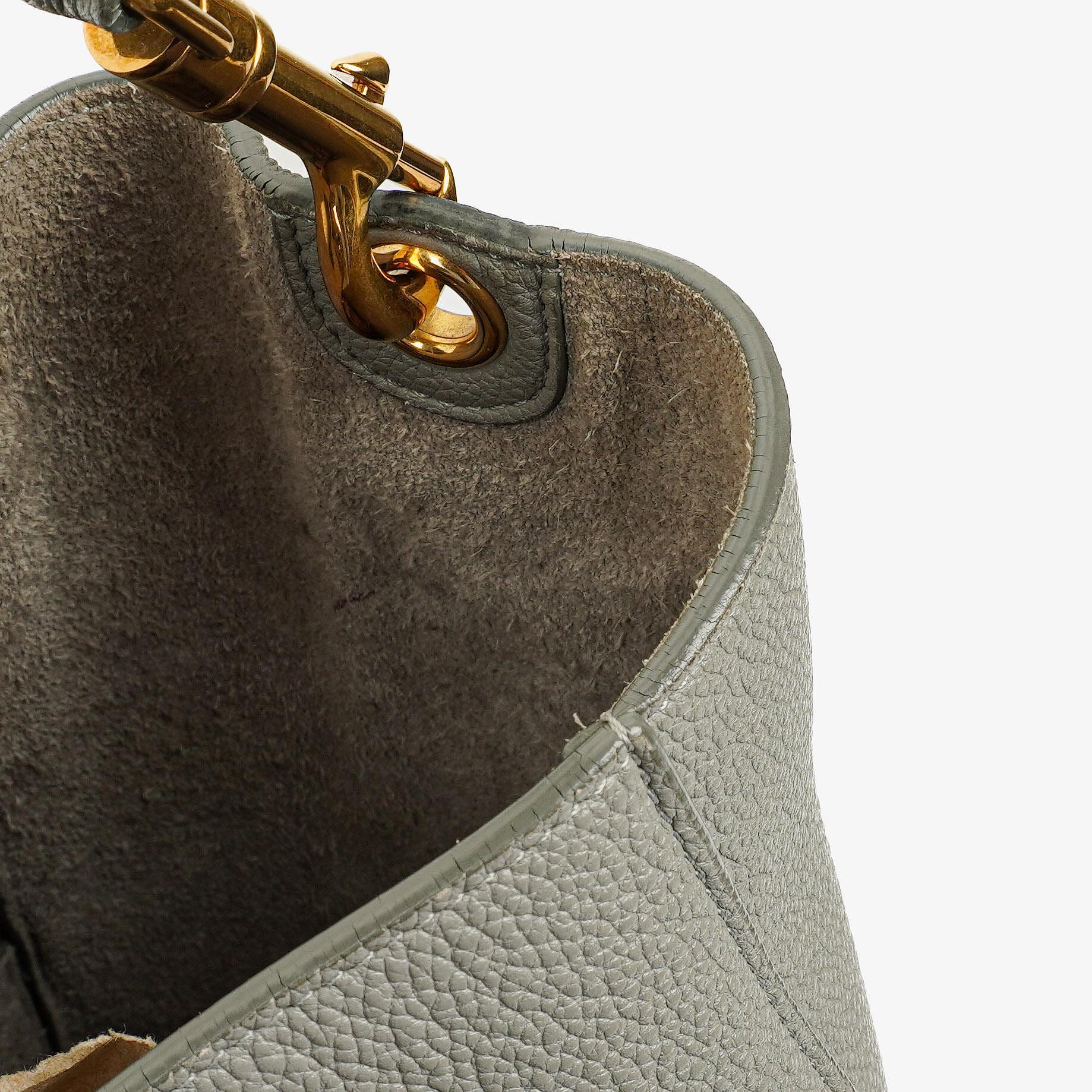 Celine Seau Sangle Bucket Bag aus grauem weichem genarbtem Kalbsleder