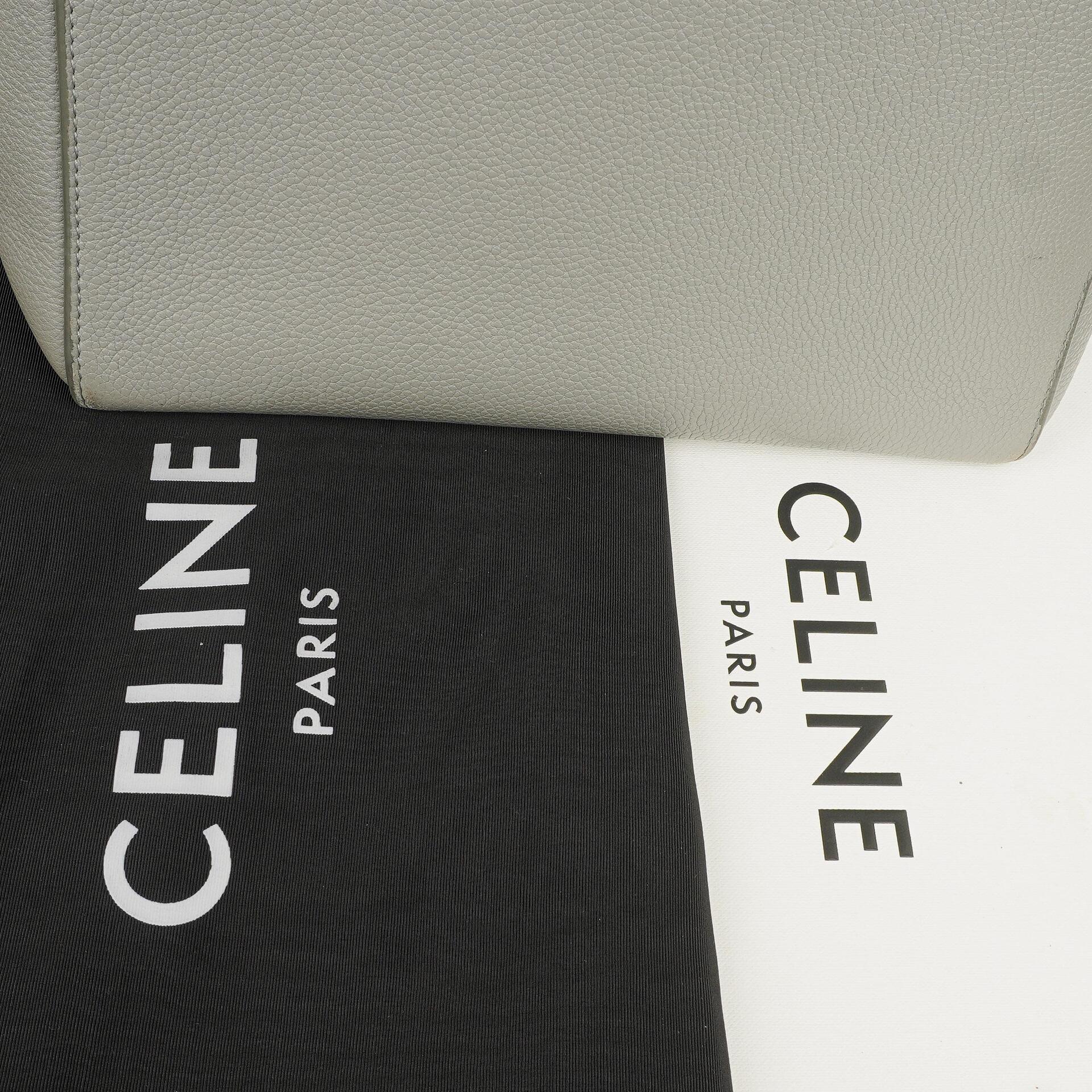 Celine Seau Sangle Bucket Bag aus grauem weichem genarbtem Kalbsleder