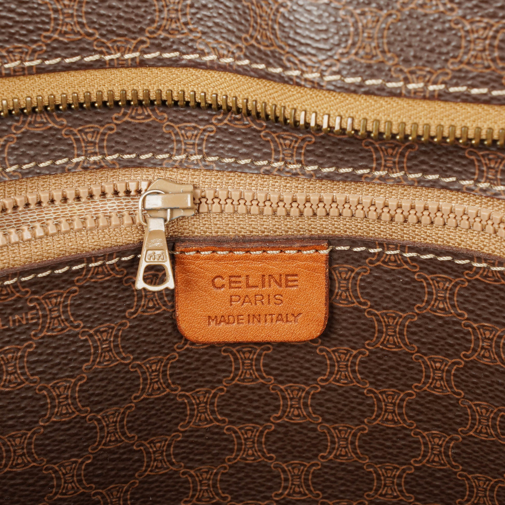 CELINE Macadam Triomphe Schultertasche in Braun