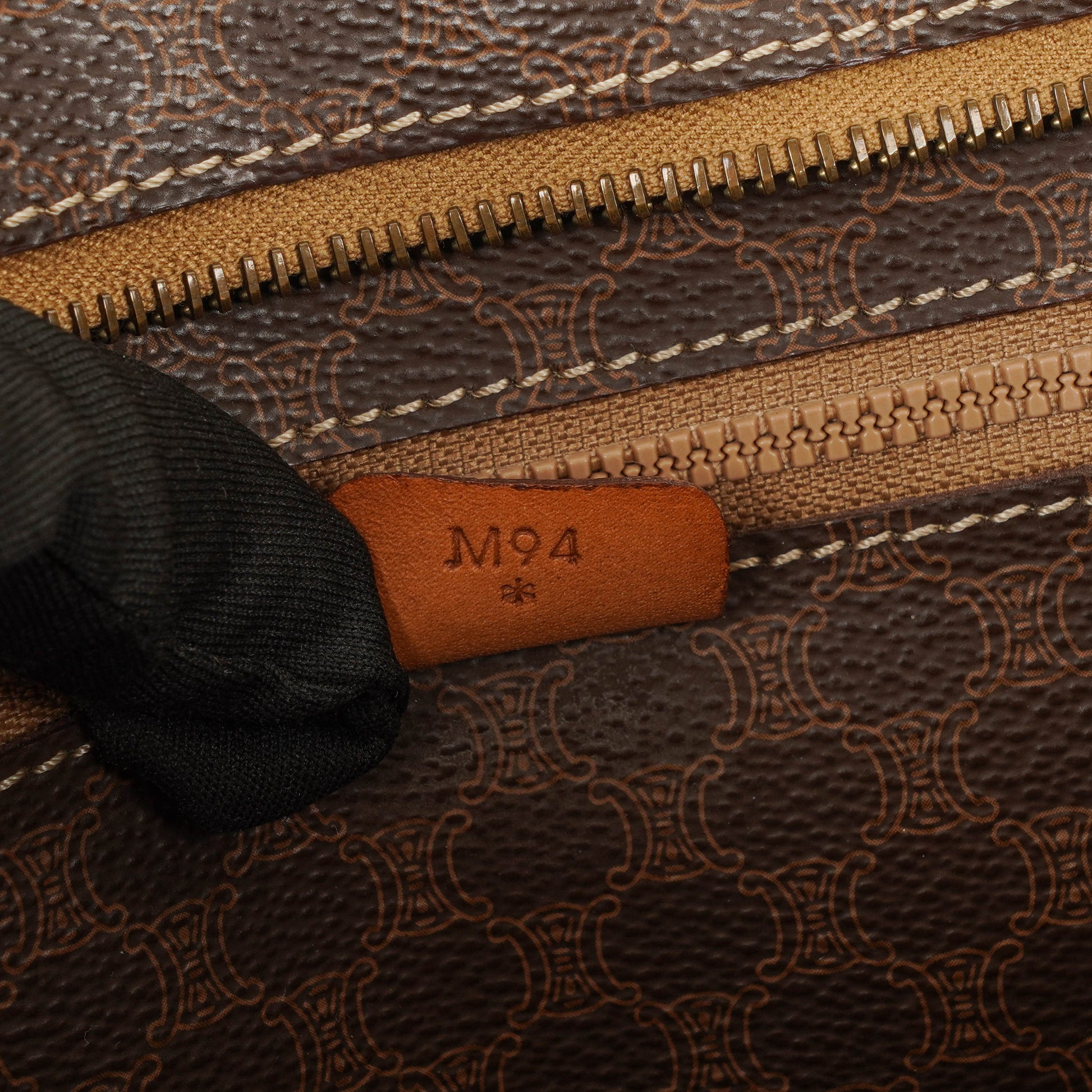 CELINE Macadam Triomphe Schultertasche in Braun