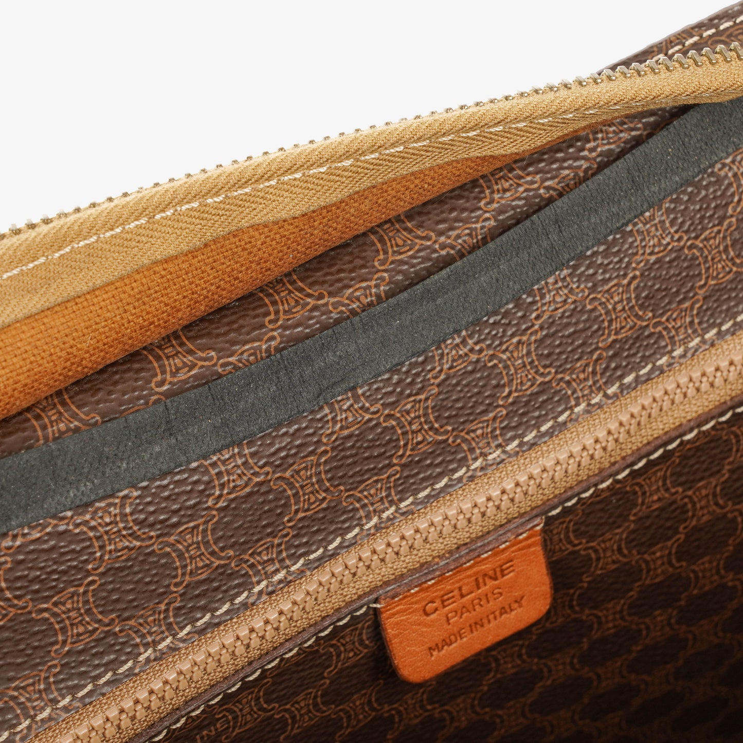 CELINE Macadam Triomphe Schultertasche in Braun