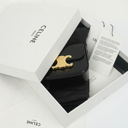 Celine Mini Triomphe Schulter-/Crossbody-Tasche aus schwarzem glänzendem Kalbsleder