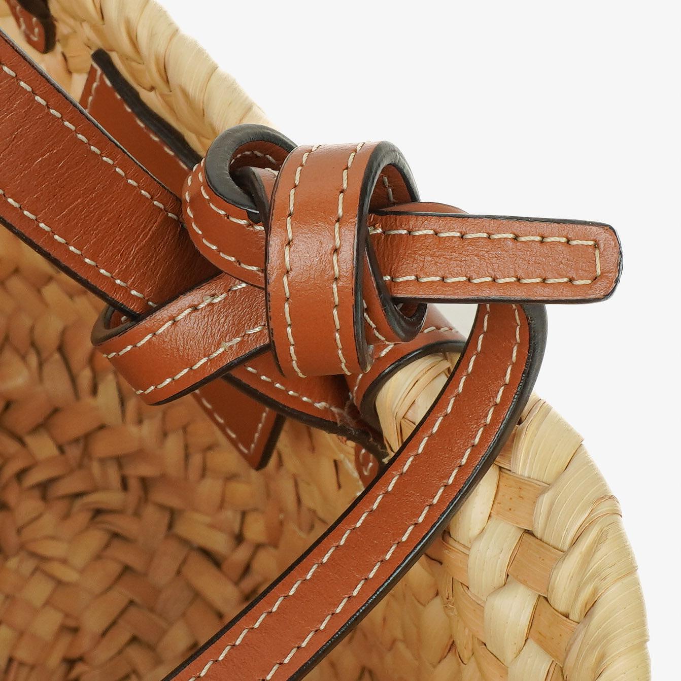 Celine Classic Triomphe Nano Panier aus Kalbsleder mit Palmblättern