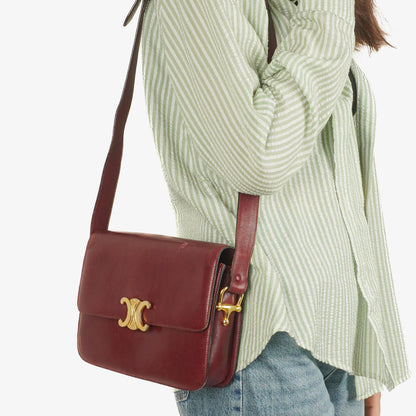 Céline Triomphe Schultertasche aus burgunderfarbenem glänzendem Kalbsleder