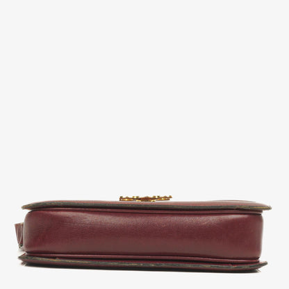 Céline Triomphe Schultertasche aus burgunderfarbenem glänzendem Kalbsleder