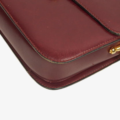 Céline Triomphe Schultertasche aus burgunderfarbenem glänzendem Kalbsleder