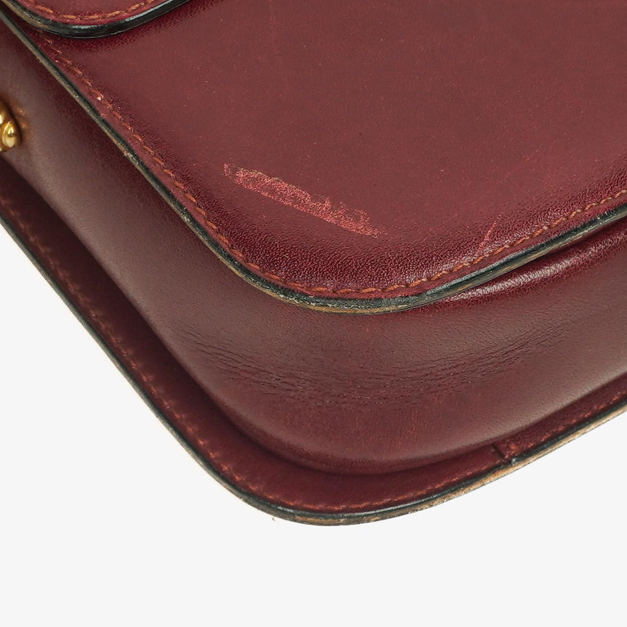 Céline Triomphe Schultertasche aus burgunderfarbenem glänzendem Kalbsleder