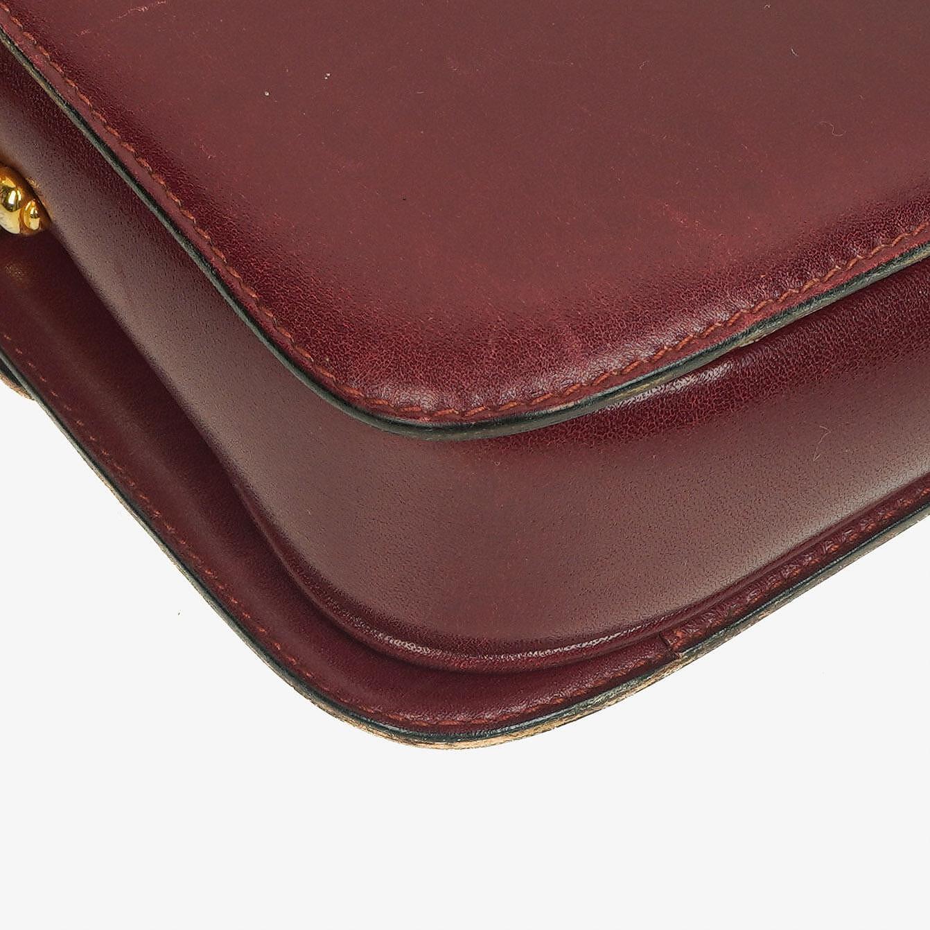 Céline Triomphe Schultertasche aus burgunderfarbenem glänzendem Kalbsleder