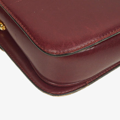 Céline Triomphe Schultertasche aus burgunderfarbenem glänzendem Kalbsleder