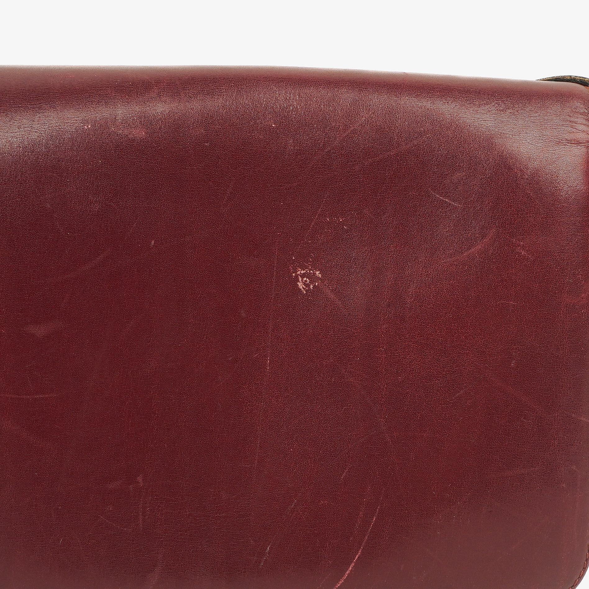 Céline Triomphe Schultertasche aus burgunderfarbenem glänzendem Kalbsleder