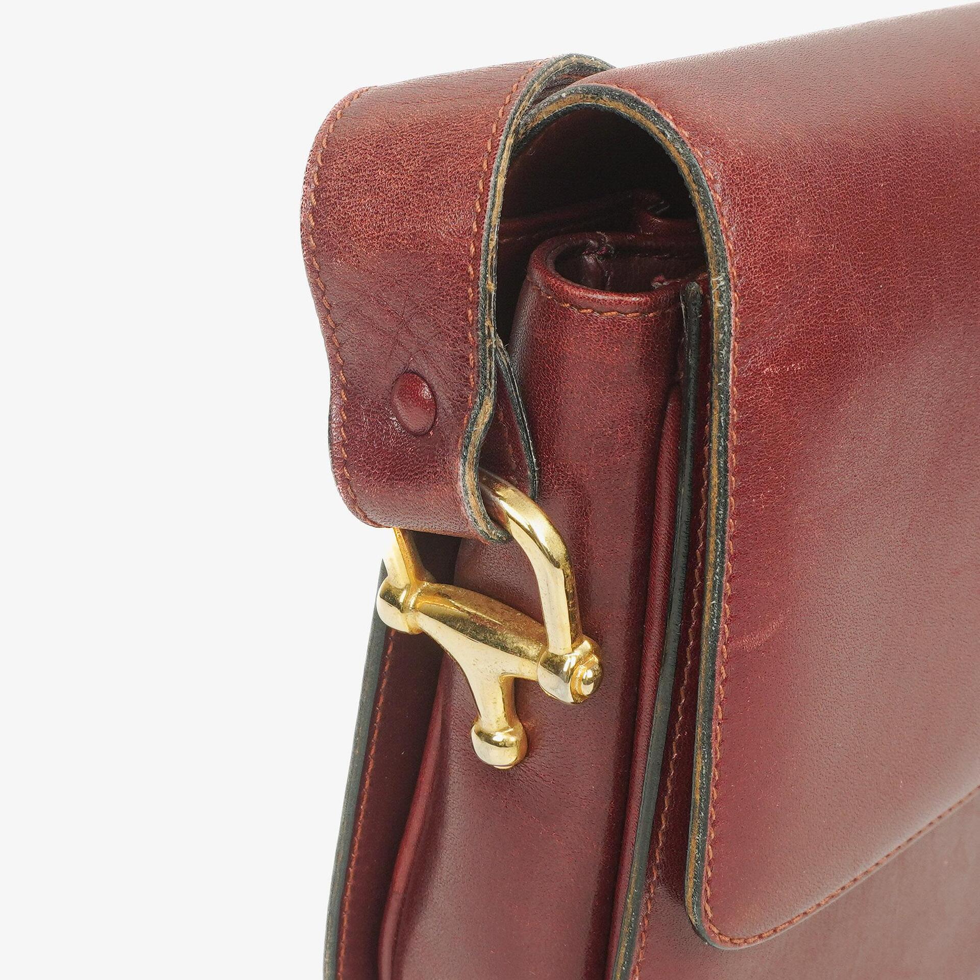 Céline Triomphe Schultertasche aus burgunderfarbenem glänzendem Kalbsleder