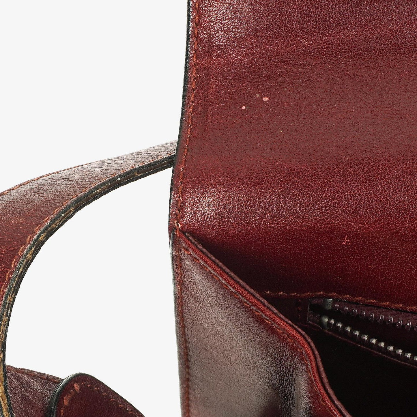 Céline Triomphe Schultertasche aus burgunderfarbenem glänzendem Kalbsleder