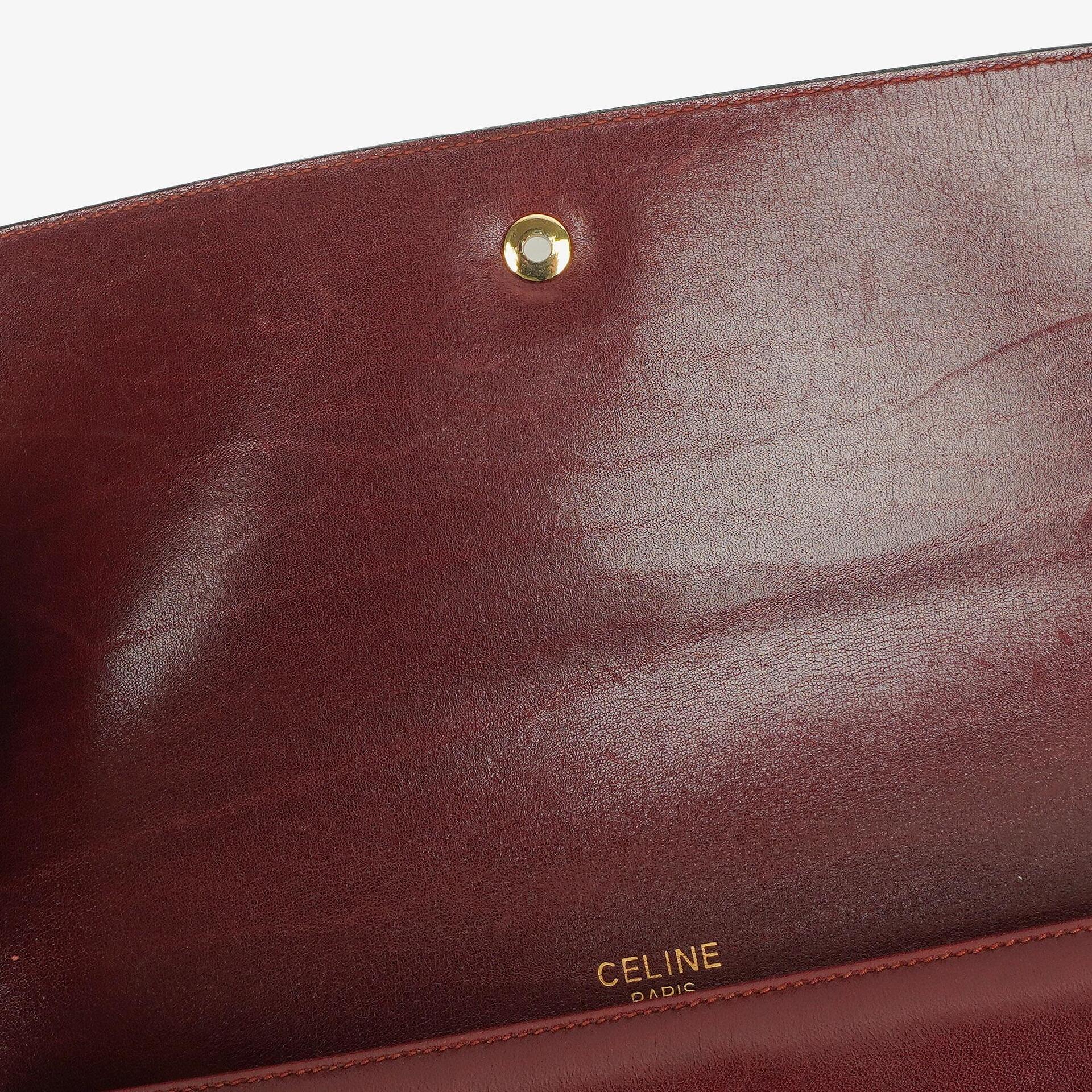 Céline Triomphe Schultertasche aus burgunderfarbenem glänzendem Kalbsleder