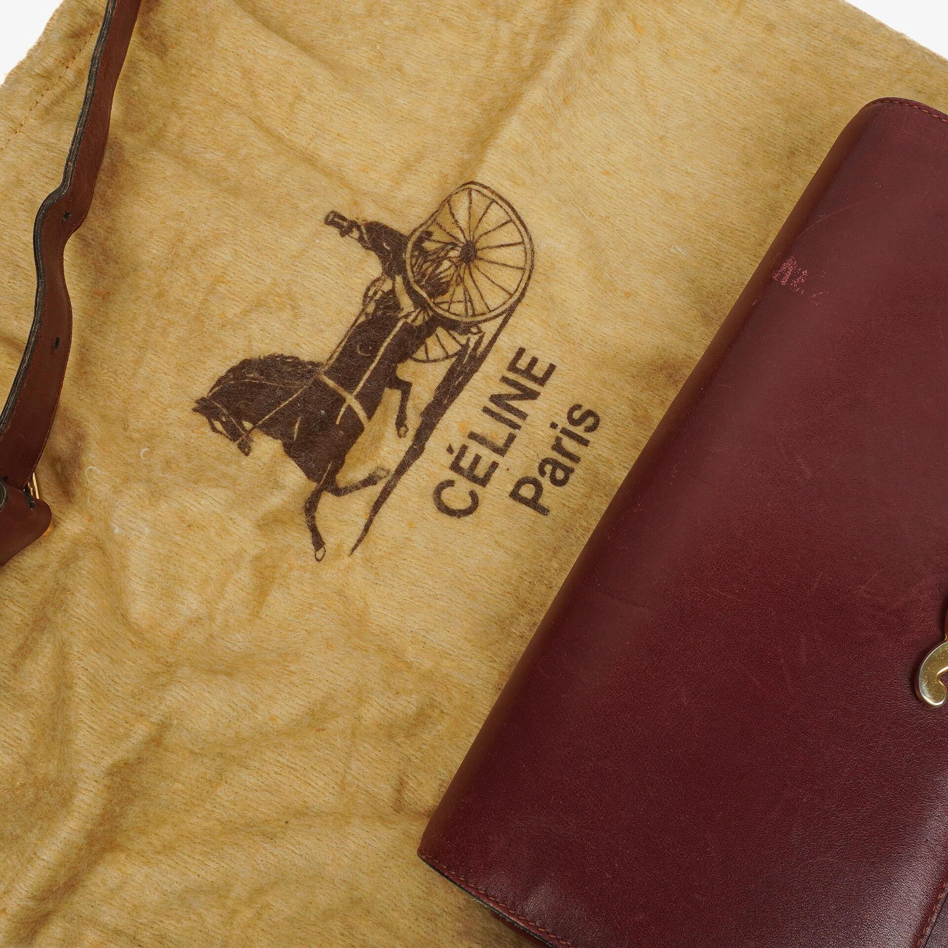 Céline Triomphe Schultertasche aus burgunderfarbenem glänzendem Kalbsleder