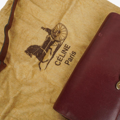 Céline Triomphe Schultertasche aus burgunderfarbenem glänzendem Kalbsleder
