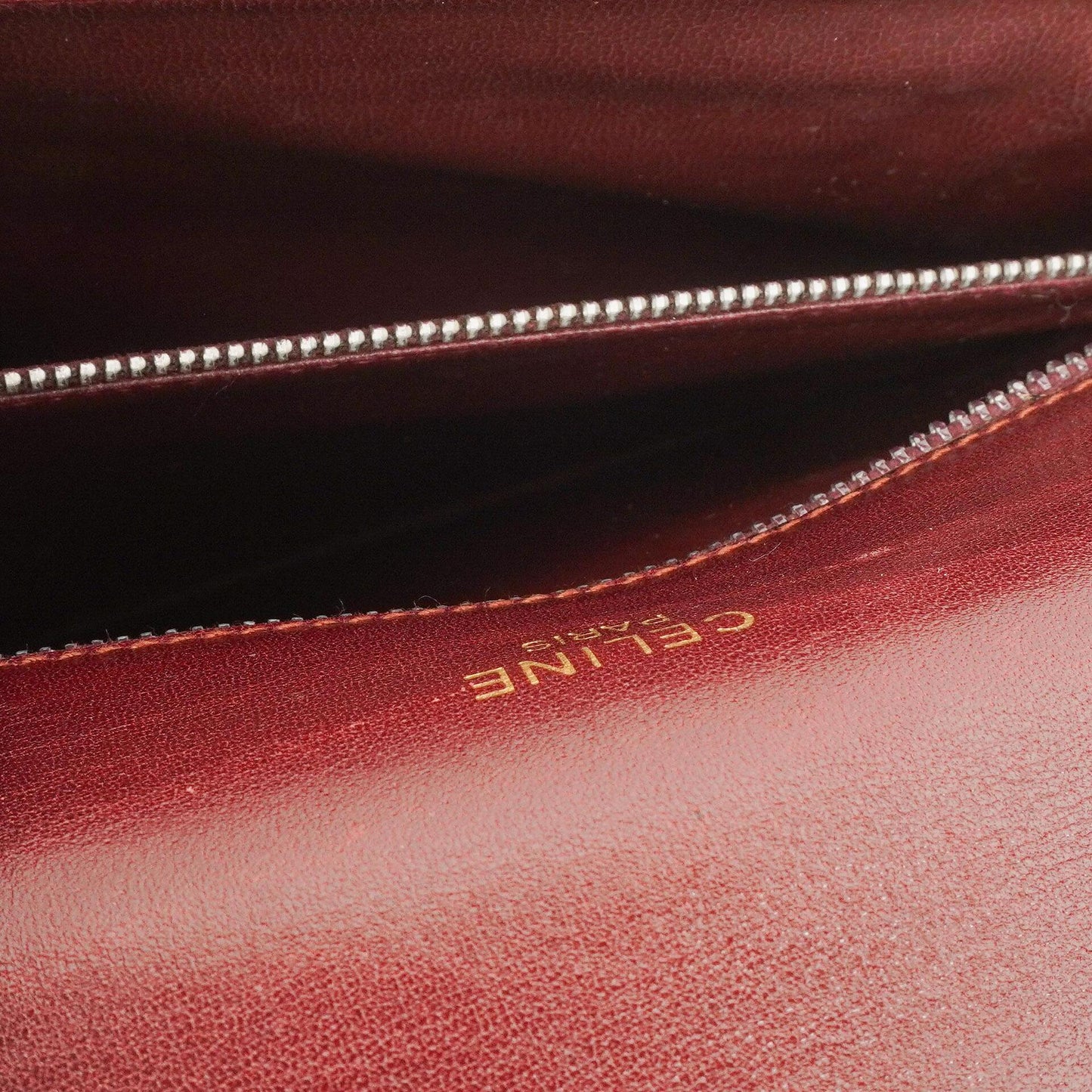 Céline Triomphe Schultertasche aus burgunderfarbenem glänzendem Kalbsleder
