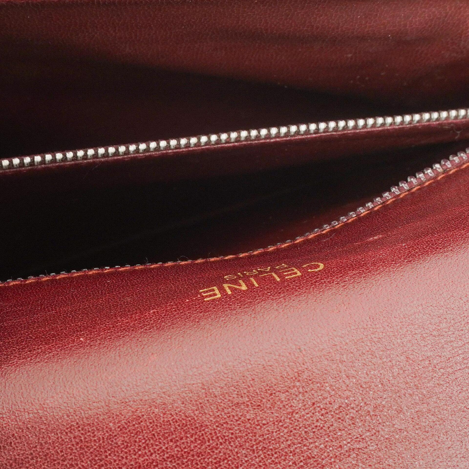 Céline Triomphe Schultertasche aus burgunderfarbenem glänzendem Kalbsleder