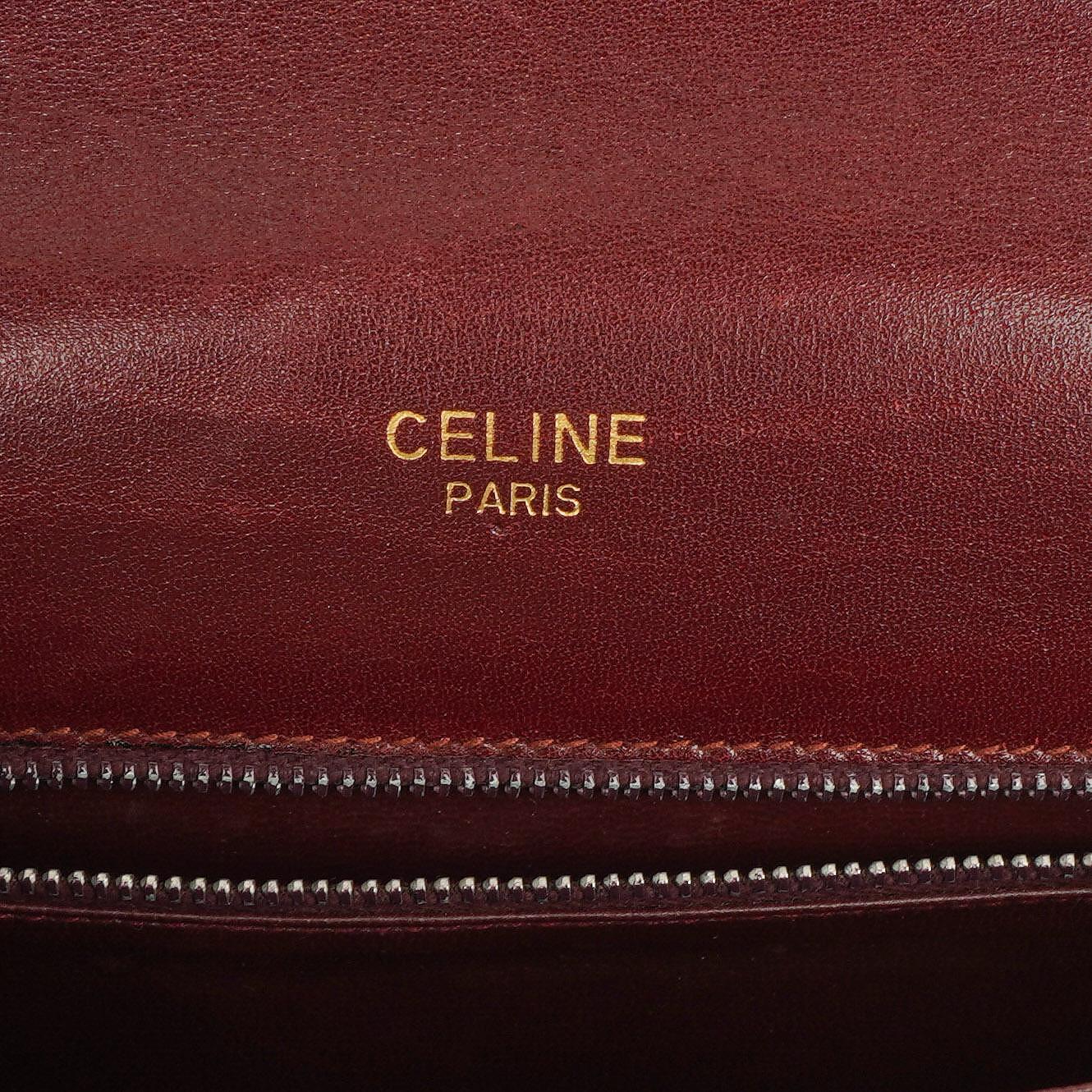 Céline Triomphe Schultertasche aus burgunderfarbenem glänzendem Kalbsleder