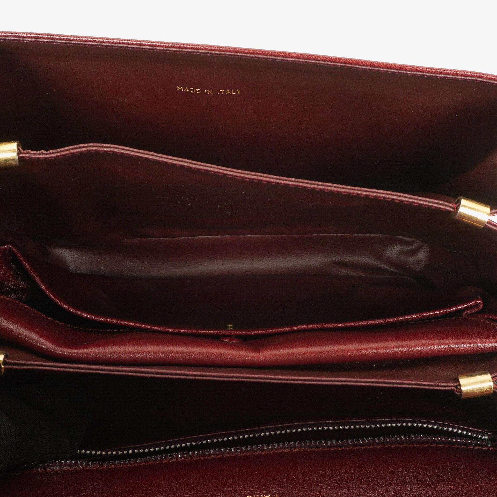 Céline Triomphe Schultertasche aus burgunderfarbenem glänzendem Kalbsleder
