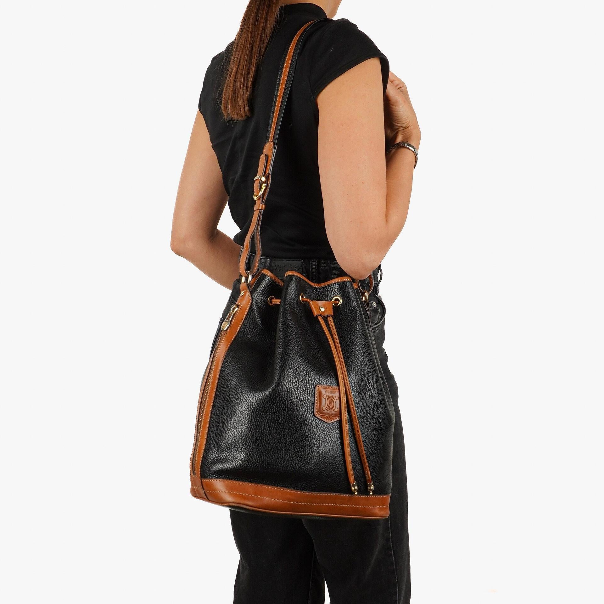 Celine Vintage Schwarze genarbte Leder Zugband Bucket Bag