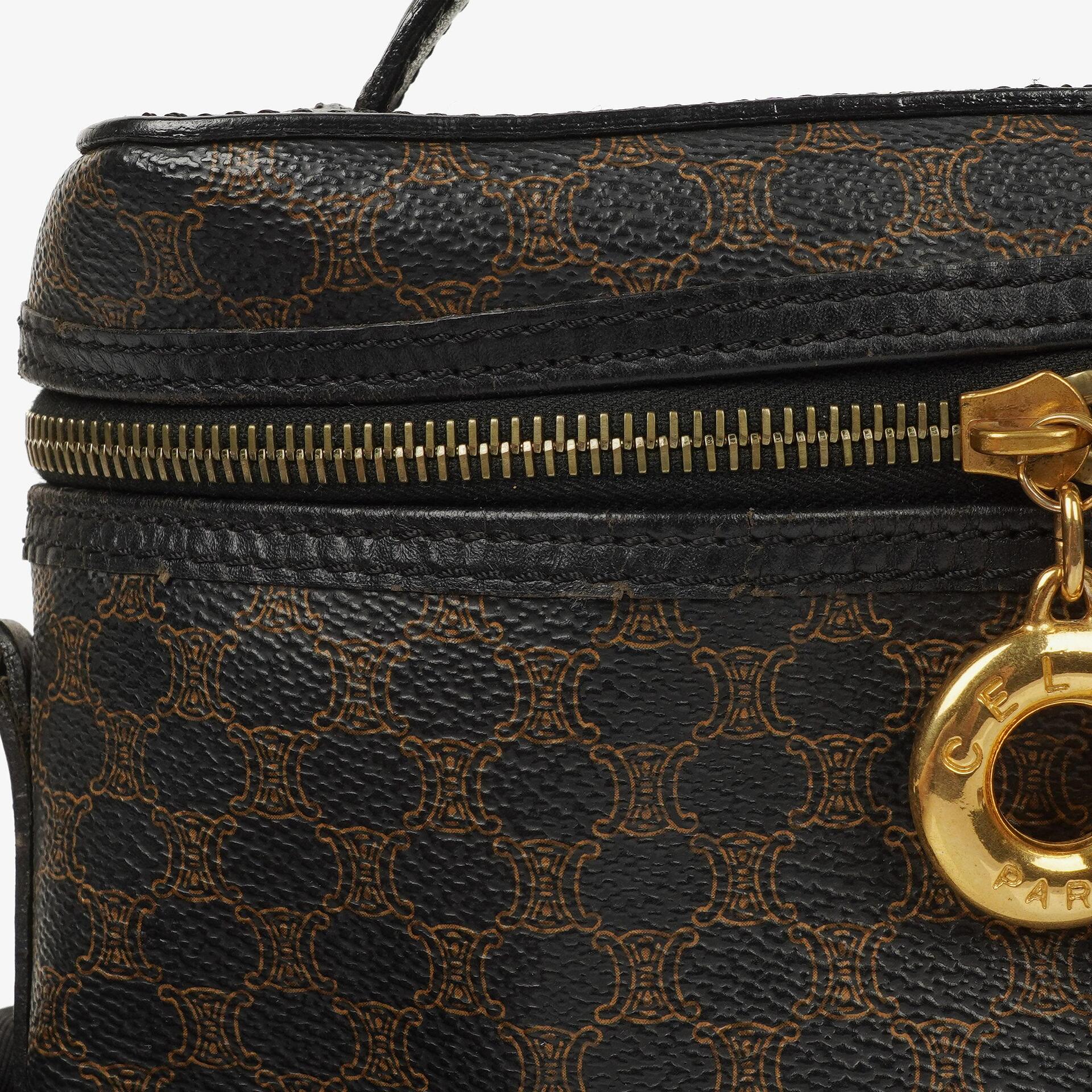 Celine Vintage Macadam Triomphe Vanity Bag in Schwarz