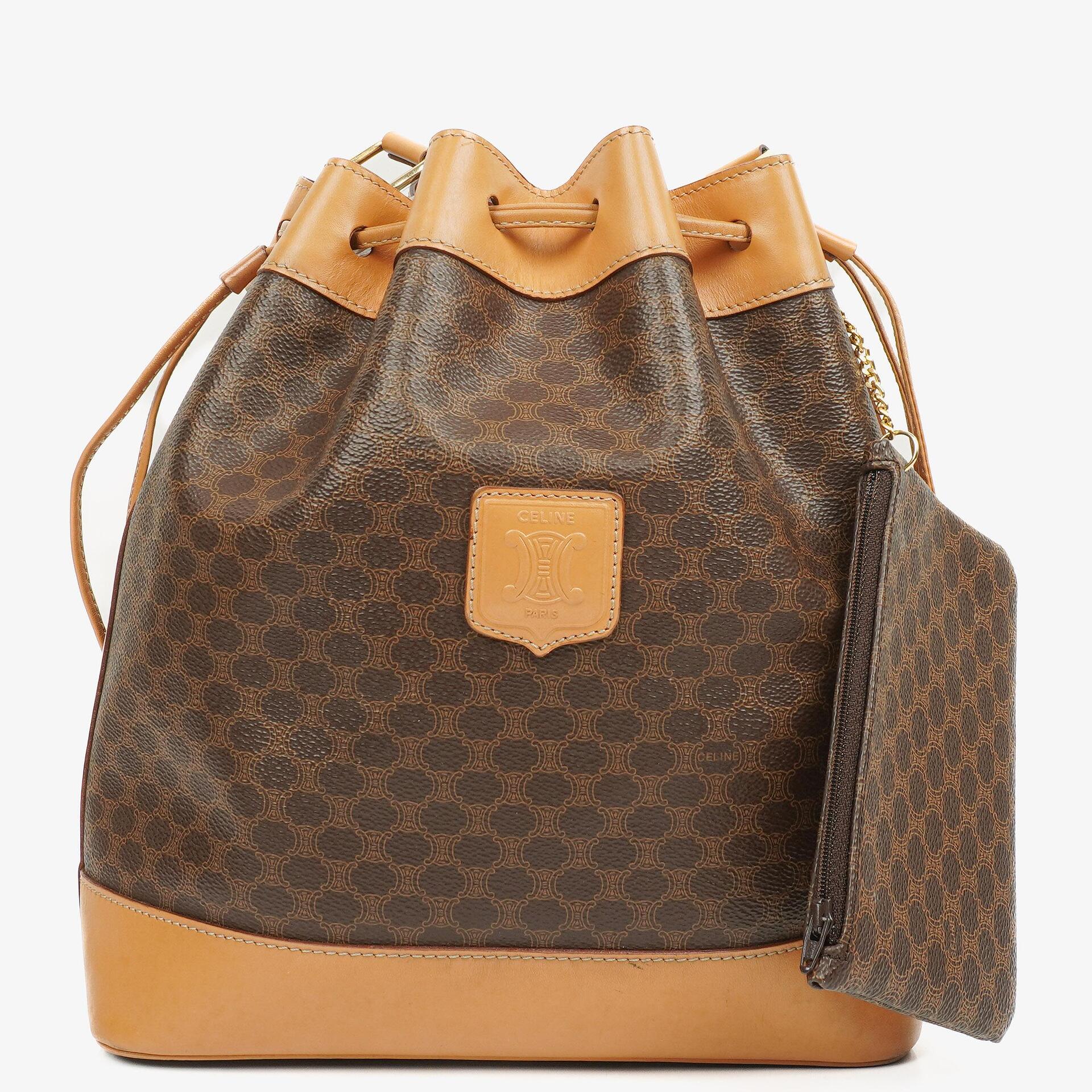 Celine Vintage Macadam Triomphe Beuteltasche in Braun mit Kordelzug