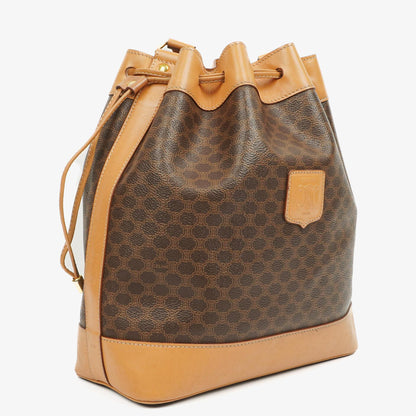 Celine Vintage Macadam Triomphe Beuteltasche in Braun mit Kordelzug