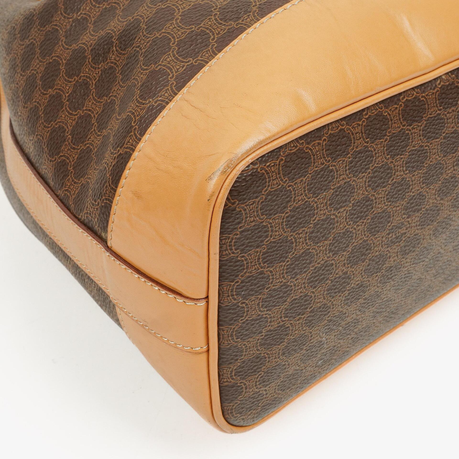 Celine Vintage Macadam Triomphe Beuteltasche in Braun mit Kordelzug