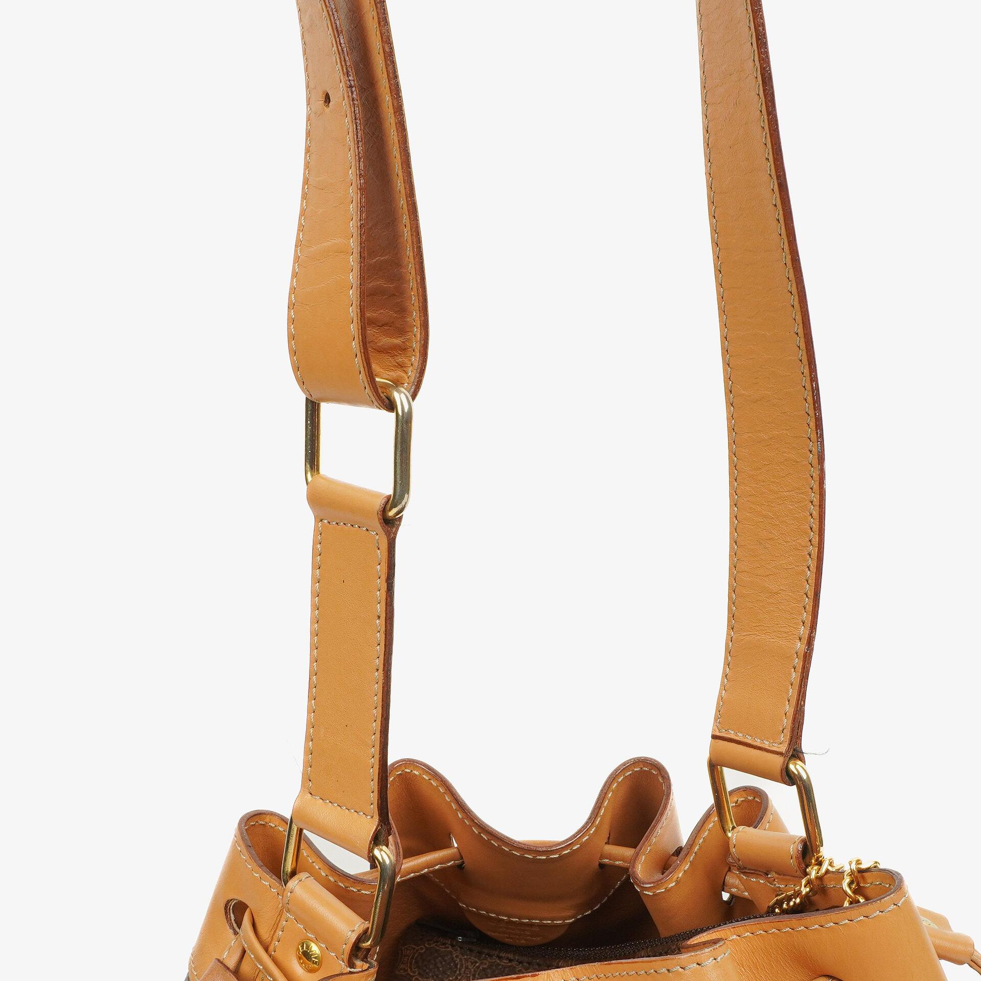 Celine Vintage Macadam Triomphe Beuteltasche in Braun mit Kordelzug