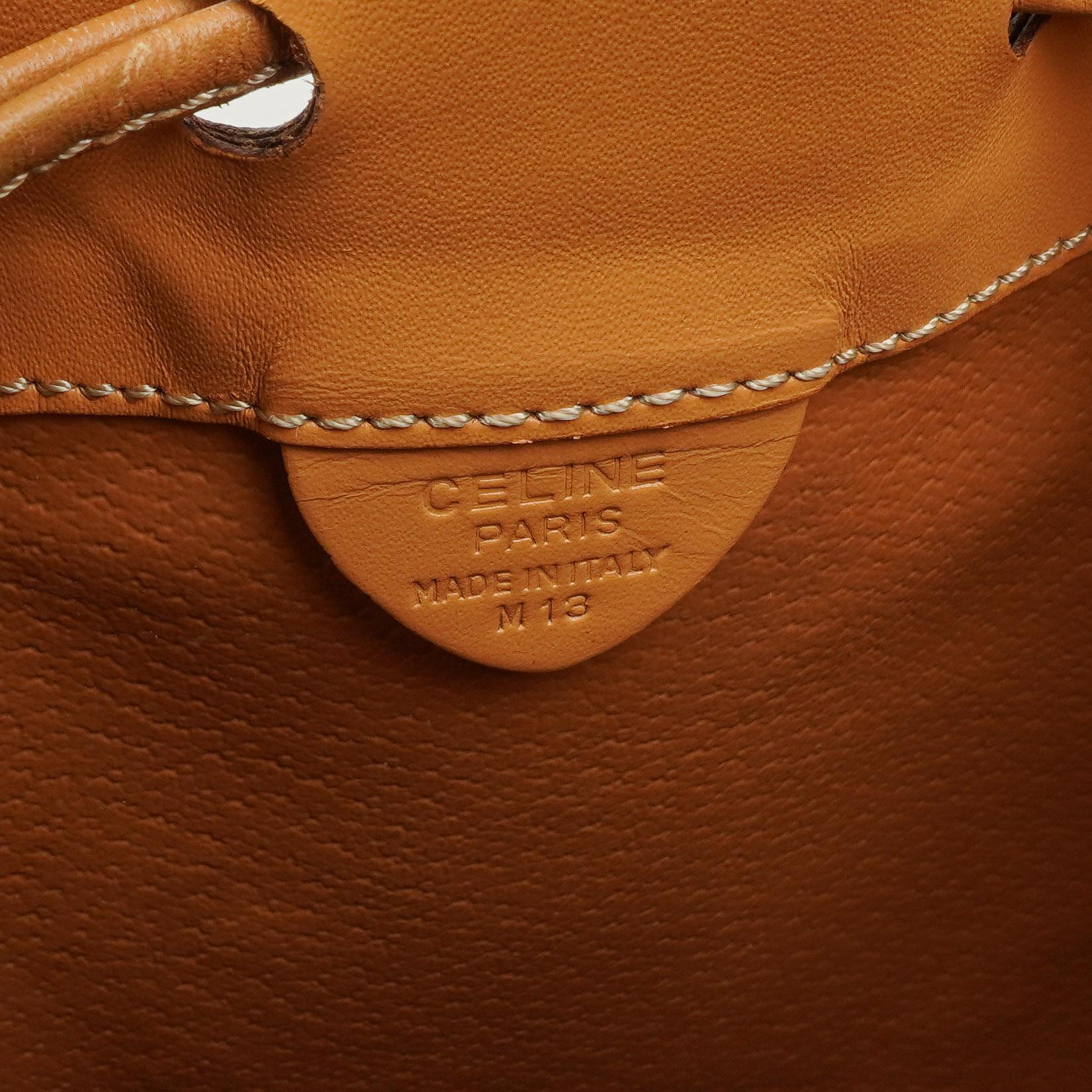 Celine Vintage Macadam Triomphe Beuteltasche in Braun mit Kordelzug