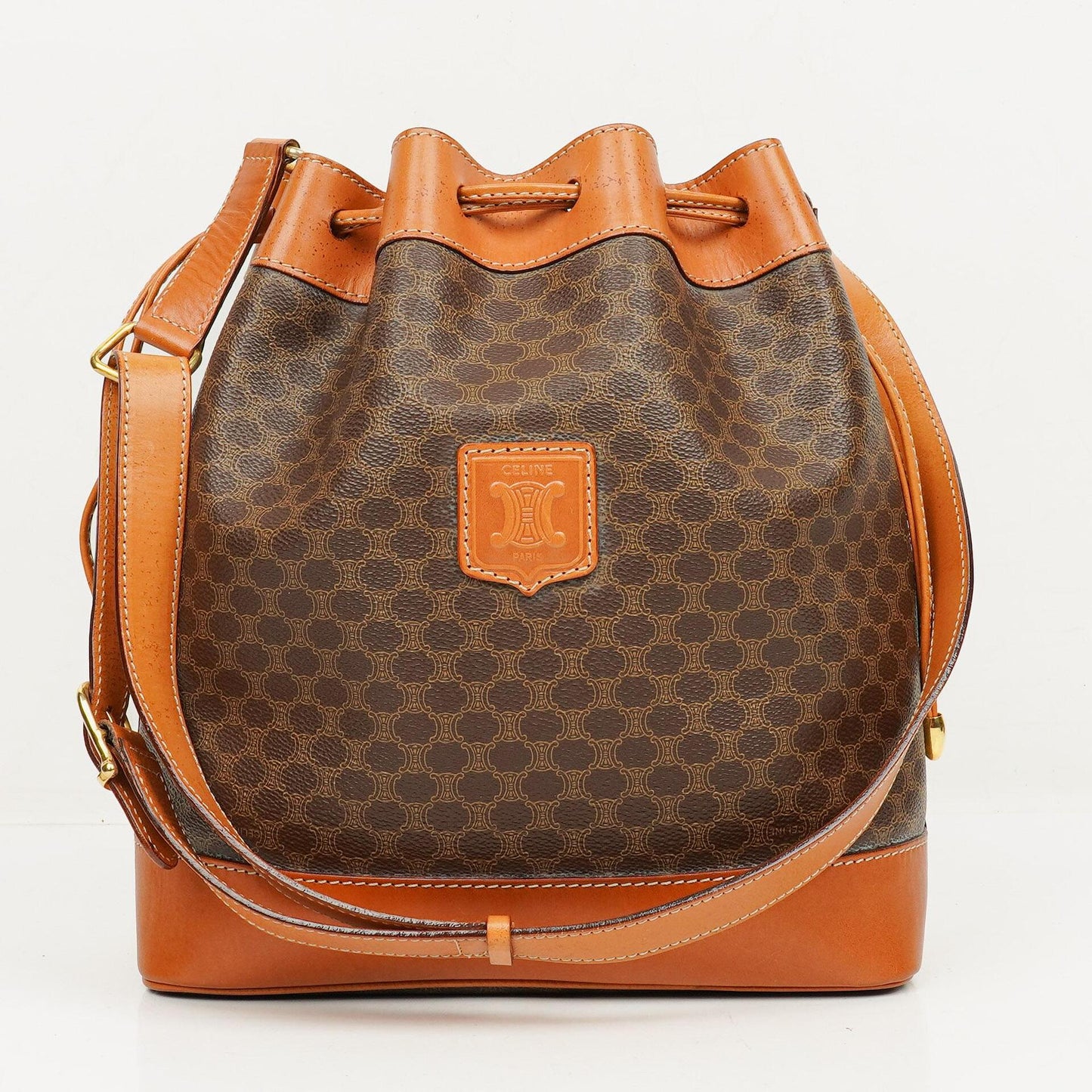 Celine Vintage Macadam Triomphe Bucket Bag mit Zugband in Braun