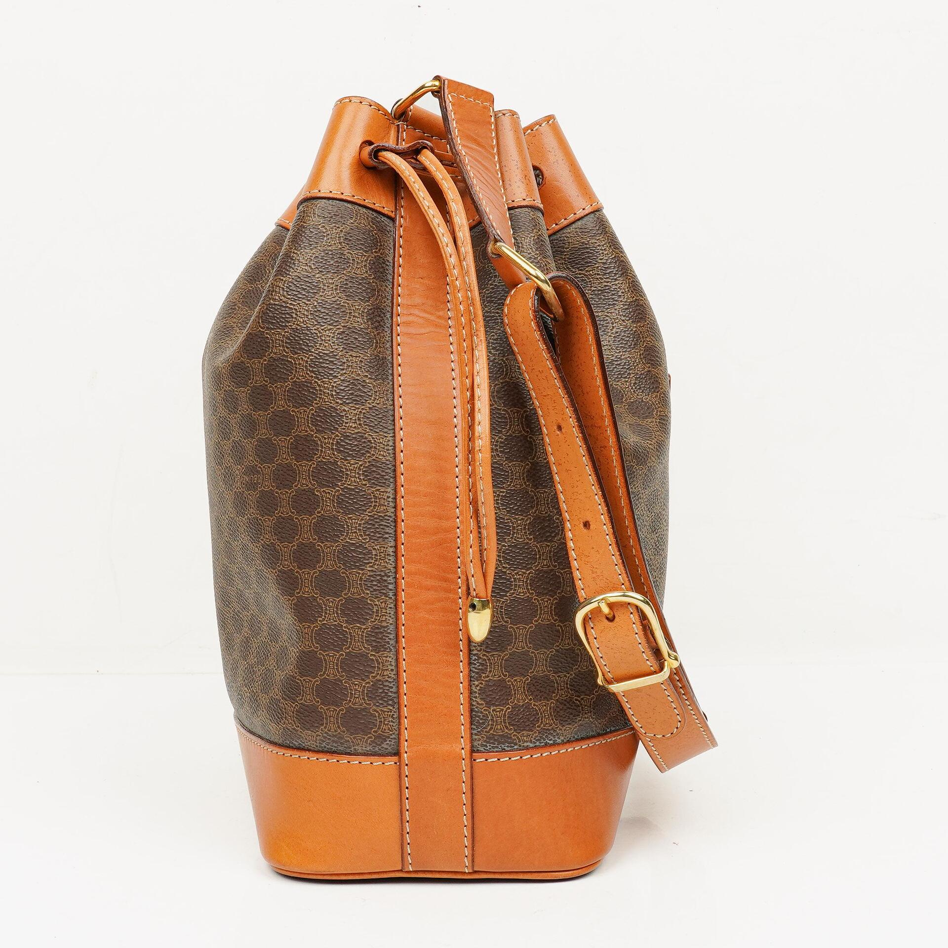 Celine Vintage Macadam Triomphe Bucket Bag mit Zugband in Braun
