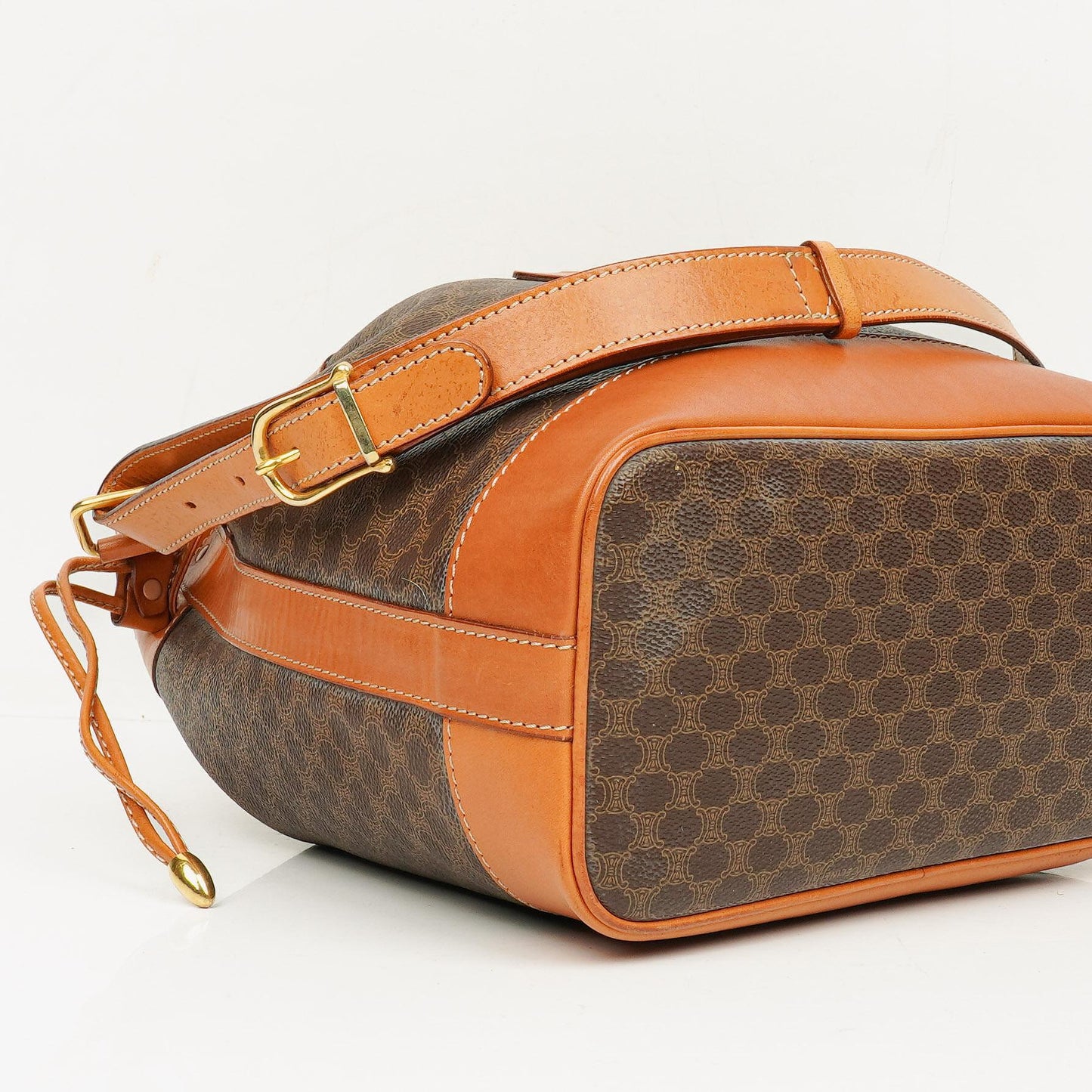 Celine Vintage Macadam Triomphe Bucket Bag mit Zugband in Braun