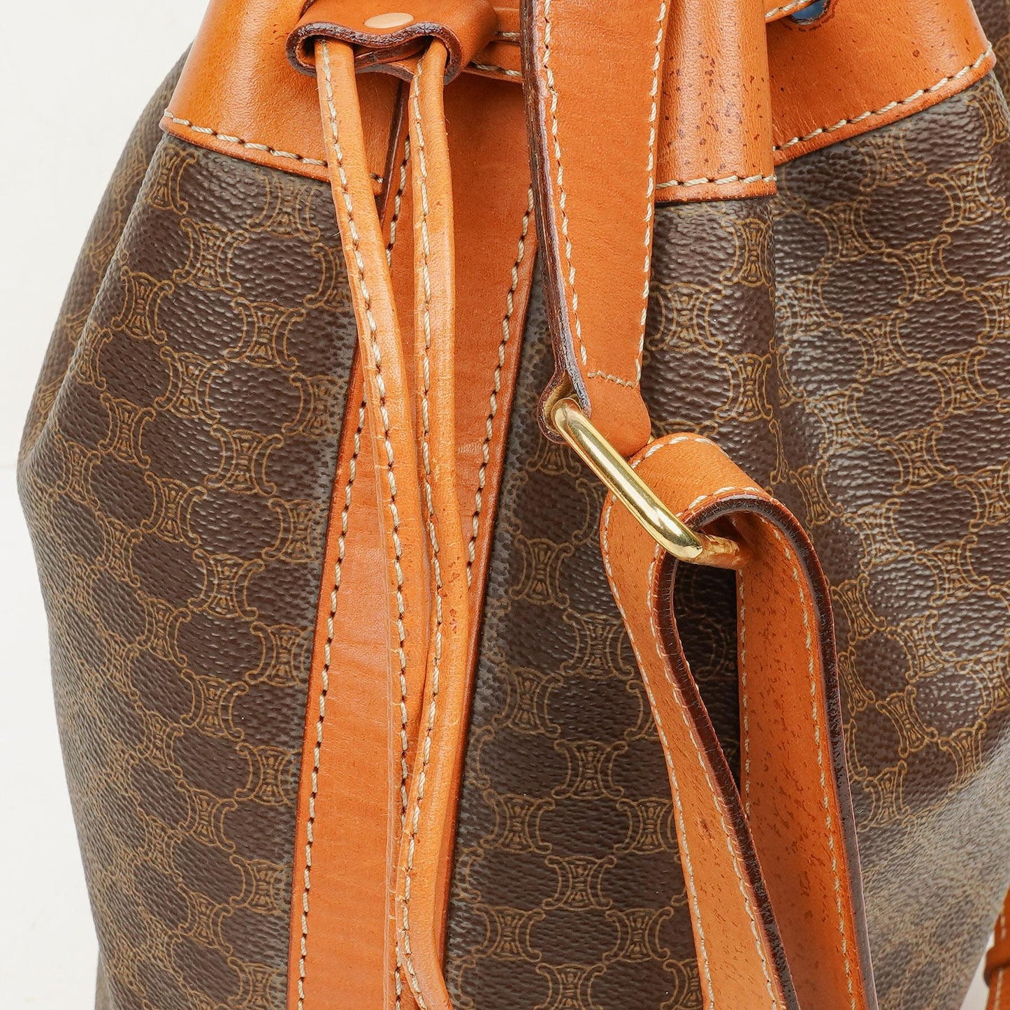 Celine Vintage Macadam Triomphe Bucket Bag mit Zugband in Braun