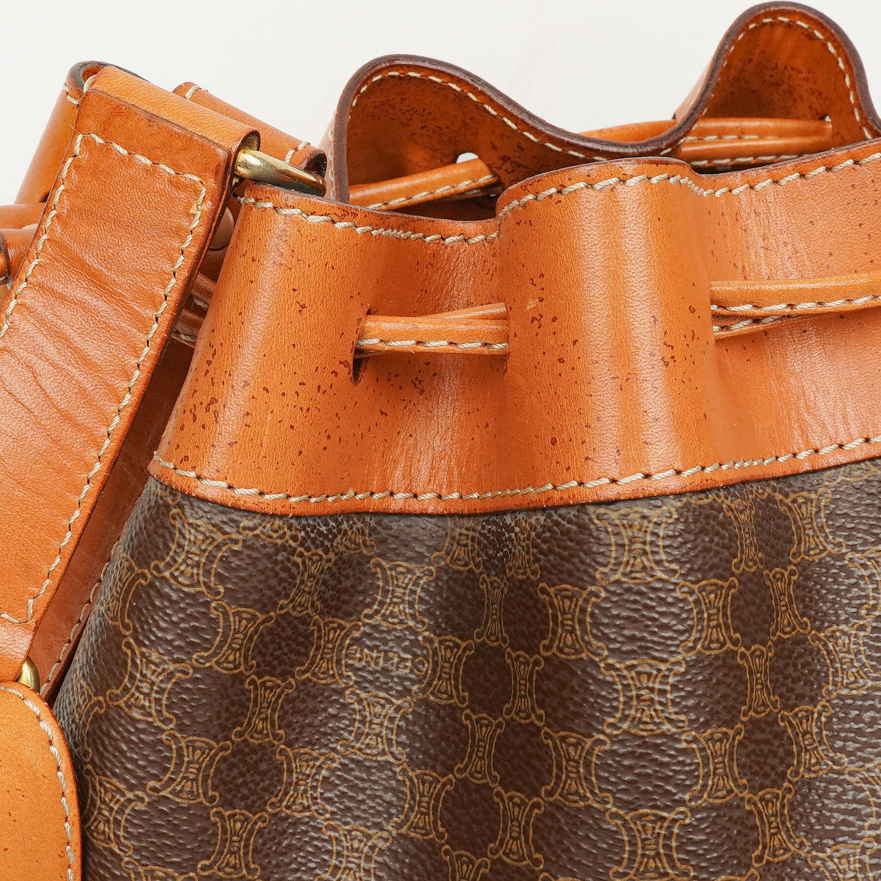 Celine Vintage Macadam Triomphe Bucket Bag mit Zugband in Braun