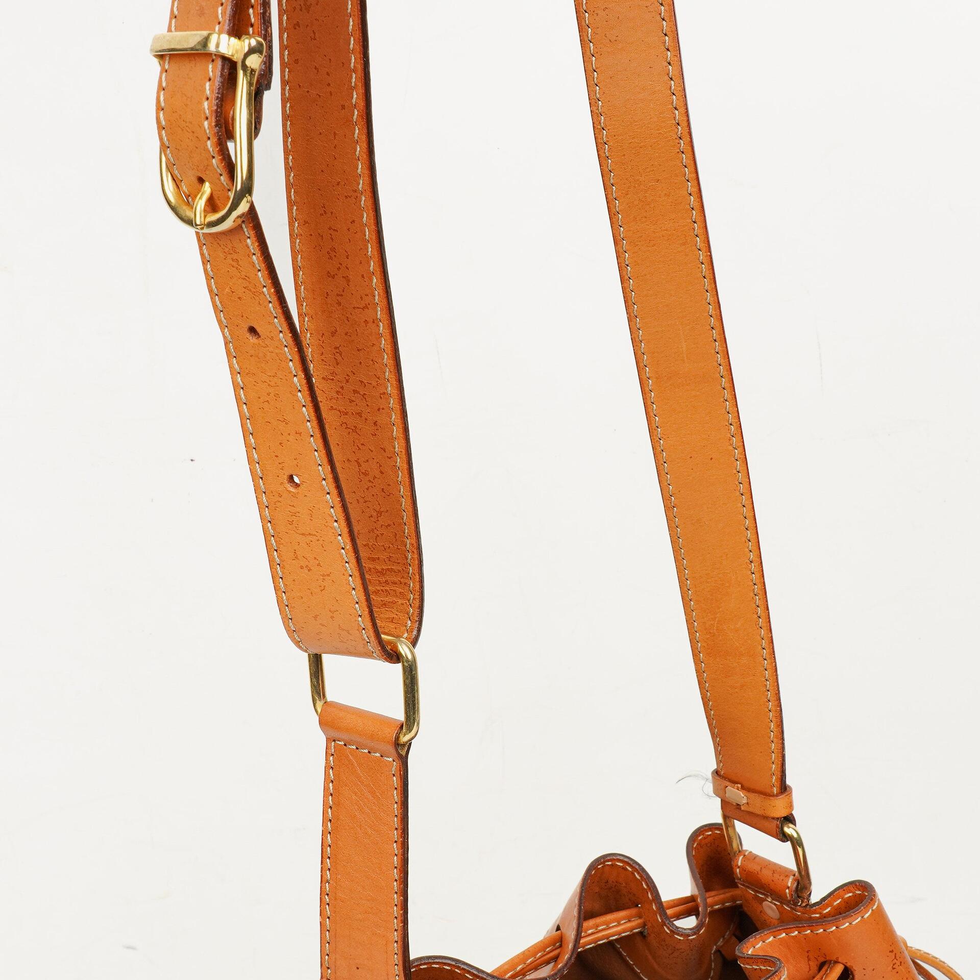 Celine Vintage Macadam Triomphe Bucket Bag mit Zugband in Braun