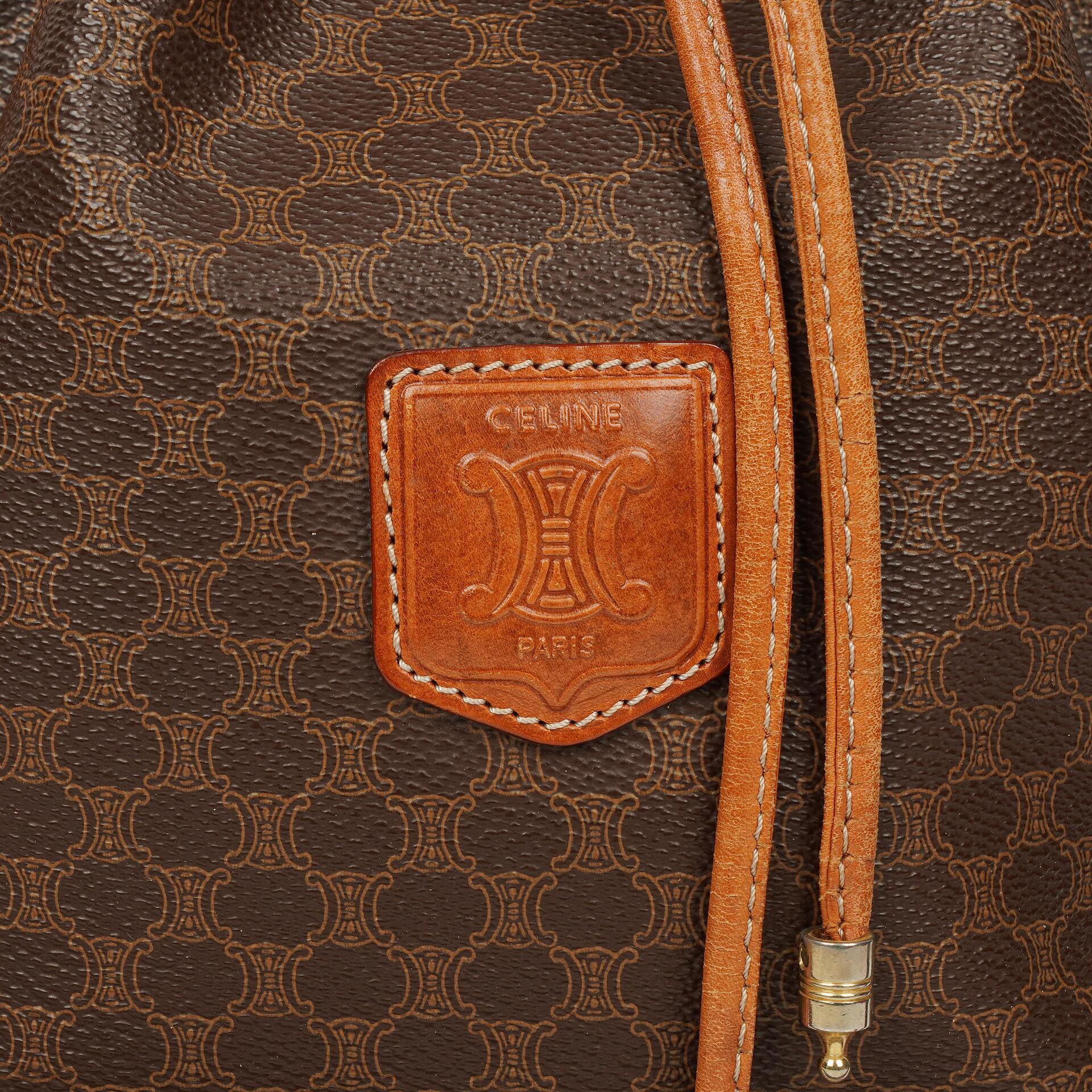 Celine Vintage Macadam Triomphe Bucket Bag mit Zugband in Braun