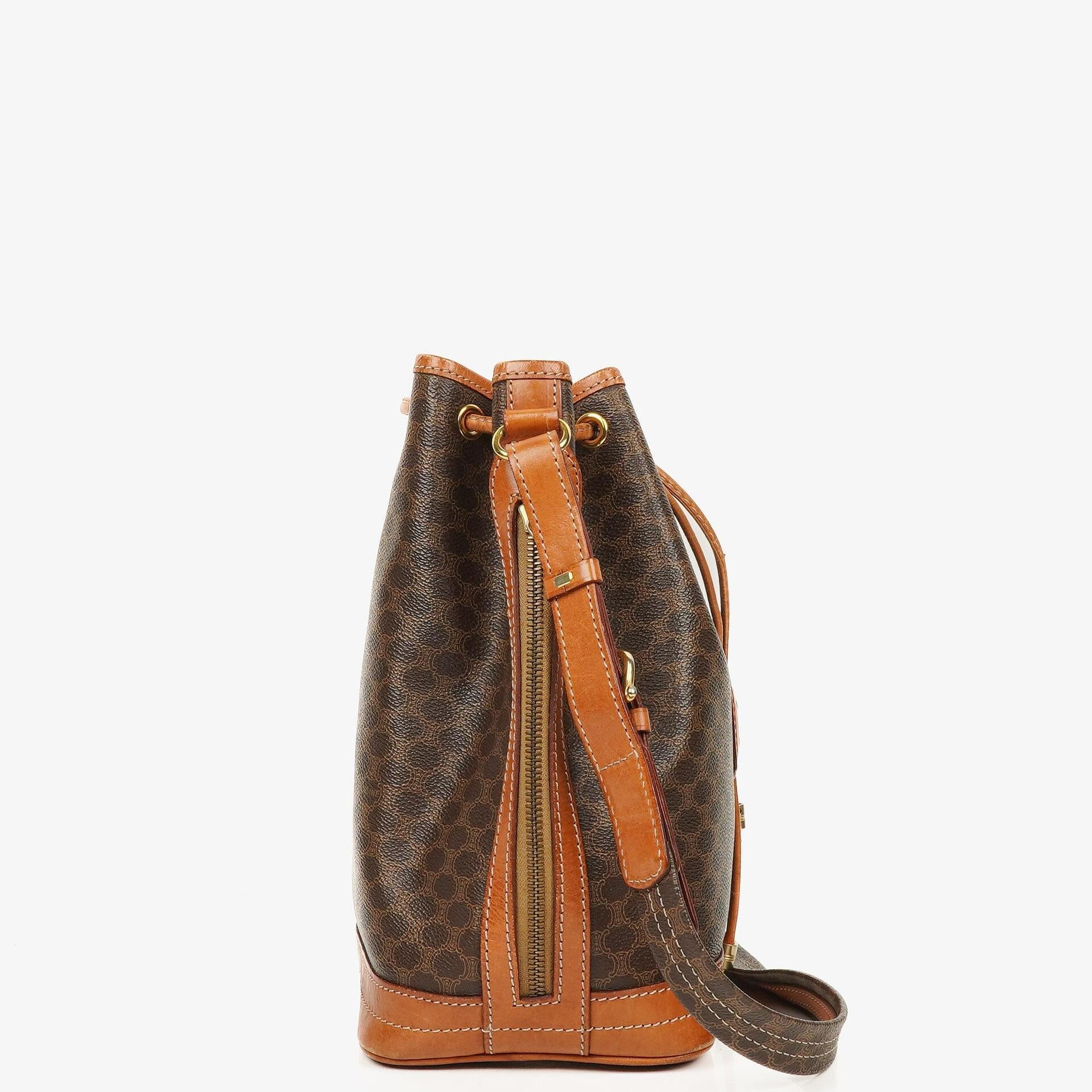 Celine Vintage Macadam Triomphe Bucket Bag mit Zugband in Braun