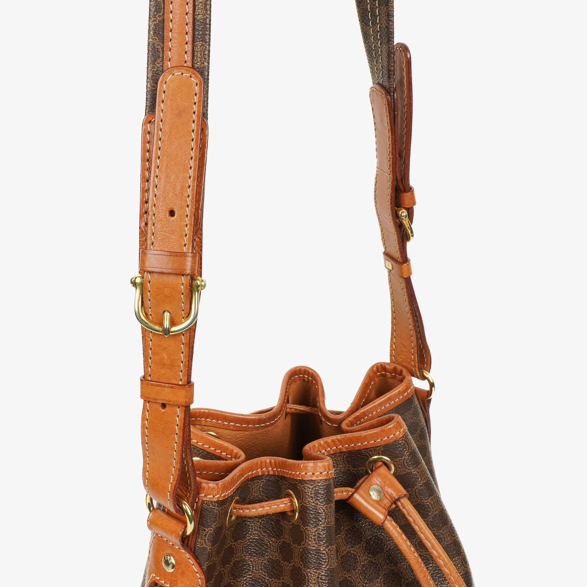 Celine Vintage Macadam Triomphe Bucket Bag mit Zugband in Braun