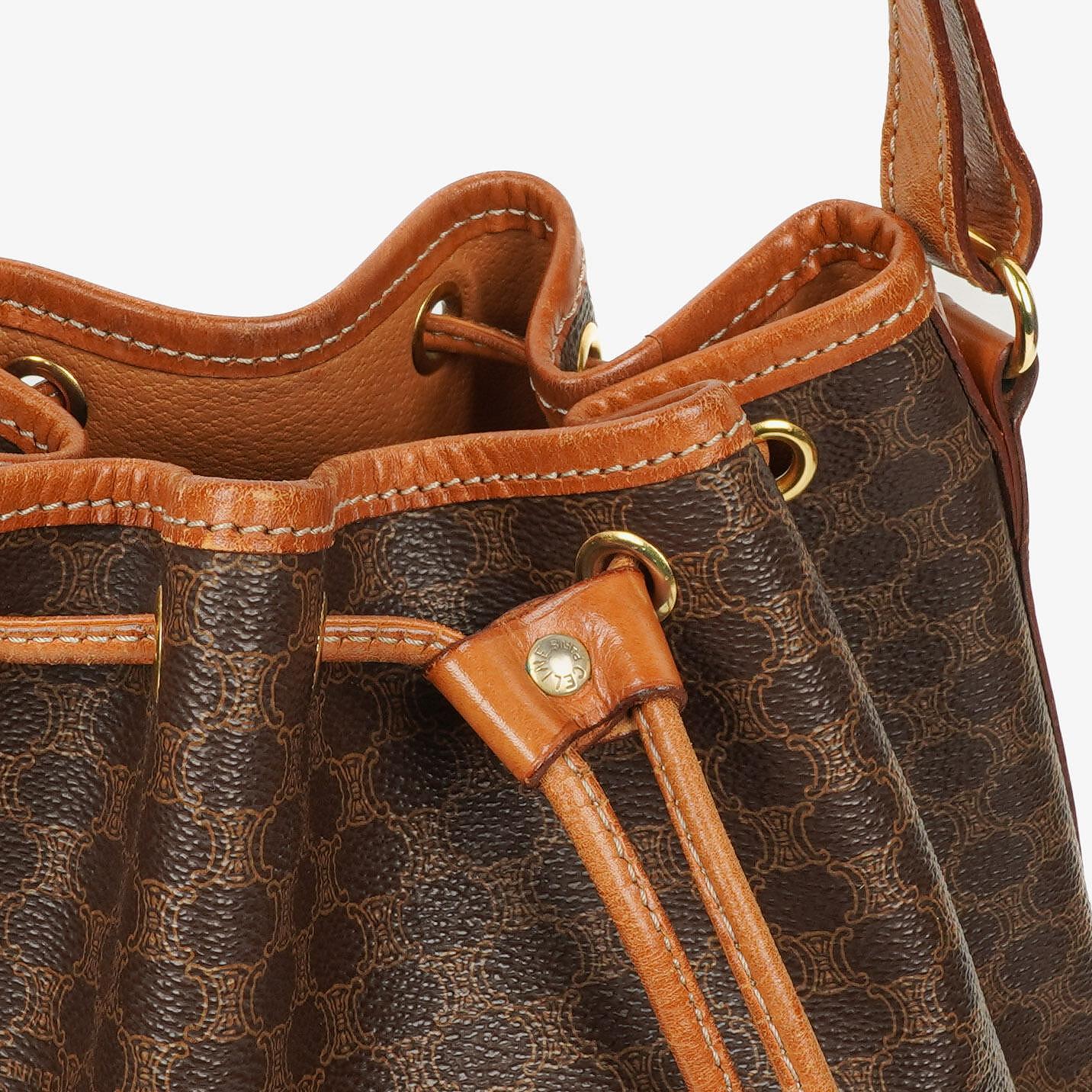Celine Vintage Macadam Triomphe Bucket Bag mit Zugband in Braun