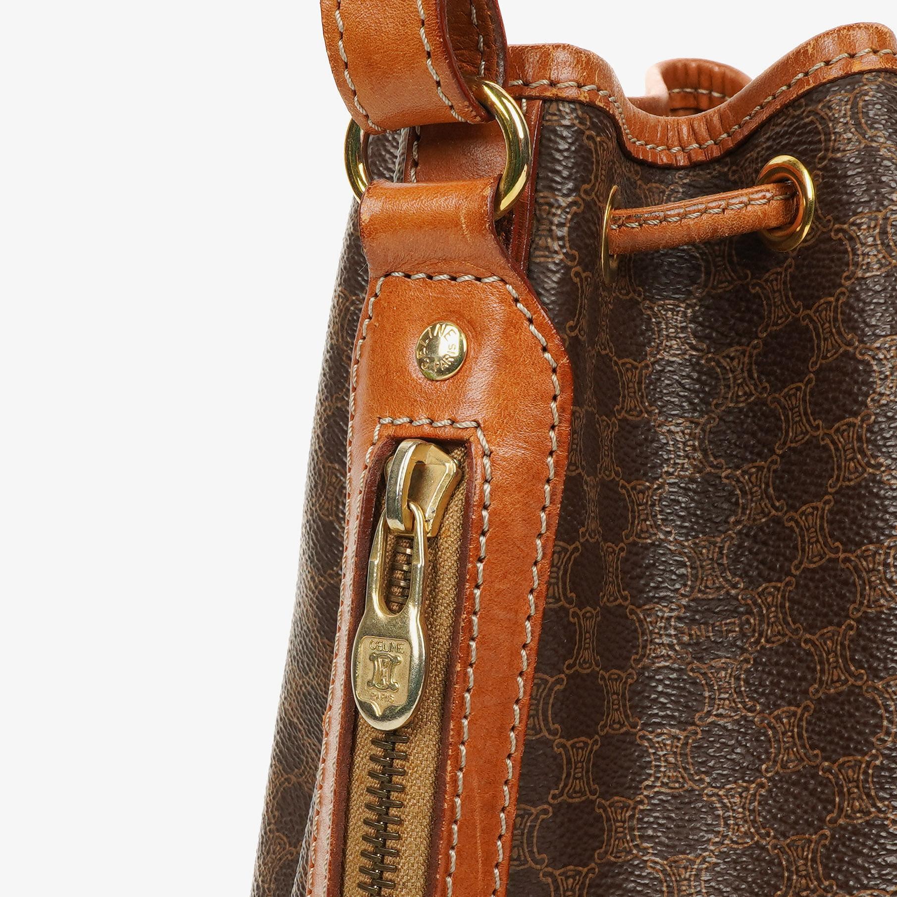 Celine Vintage Macadam Triomphe Bucket Bag mit Zugband in Braun