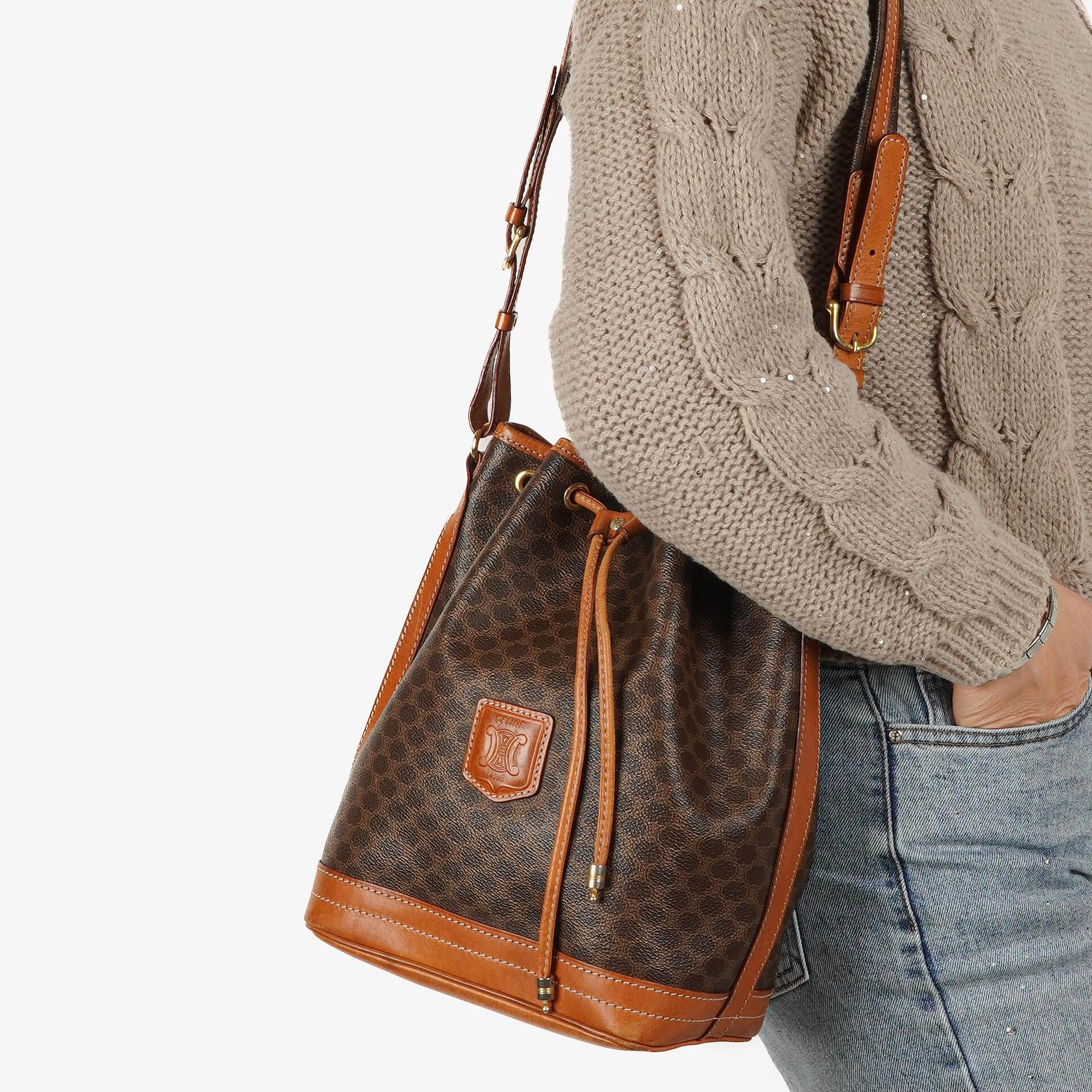 Celine Vintage Macadam Triomphe Bucket Bag mit Zugband in Braun