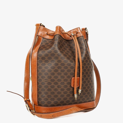 Celine Vintage Macadam Triomphe Bucket Bag mit Zugband in Braun