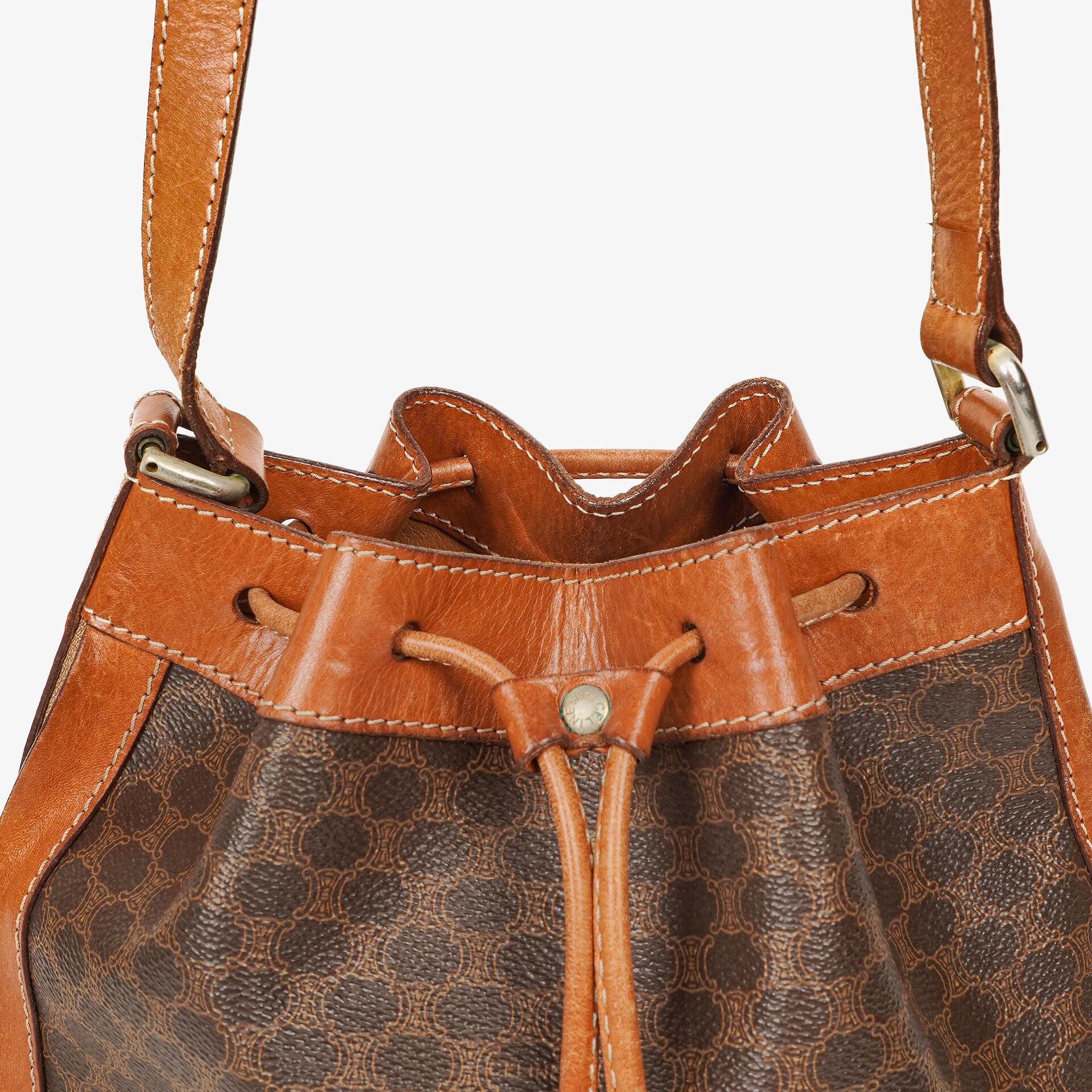 Celine Vintage Macadam Triomphe Bucket Bag mit Zugband in Braun
